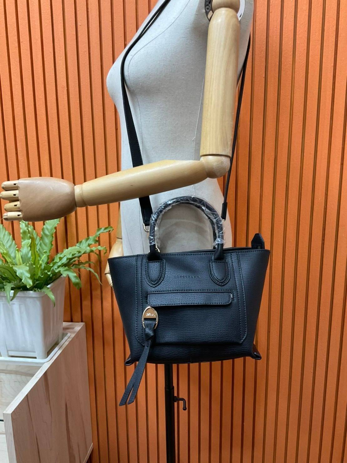 ของแท้ 💯% LONGCHAMP MINI MAILBOX TOP HANDLE BAG กระเป๋าถือ/Crossbody รุ่นหายาก!! รุ่นใหม่ล่าสุด ดีไซน์ด้วยเส้นด้ายที่ดูโฉบเฉี่ยว และ รูปทรงสี่เหลี่ยมคางหมู ทรงสวยโดดเด่น เป็นเอกลักษณ์ของผู้หญิง Longchamp วัสดุ Polyamide & Leather หนังแท้