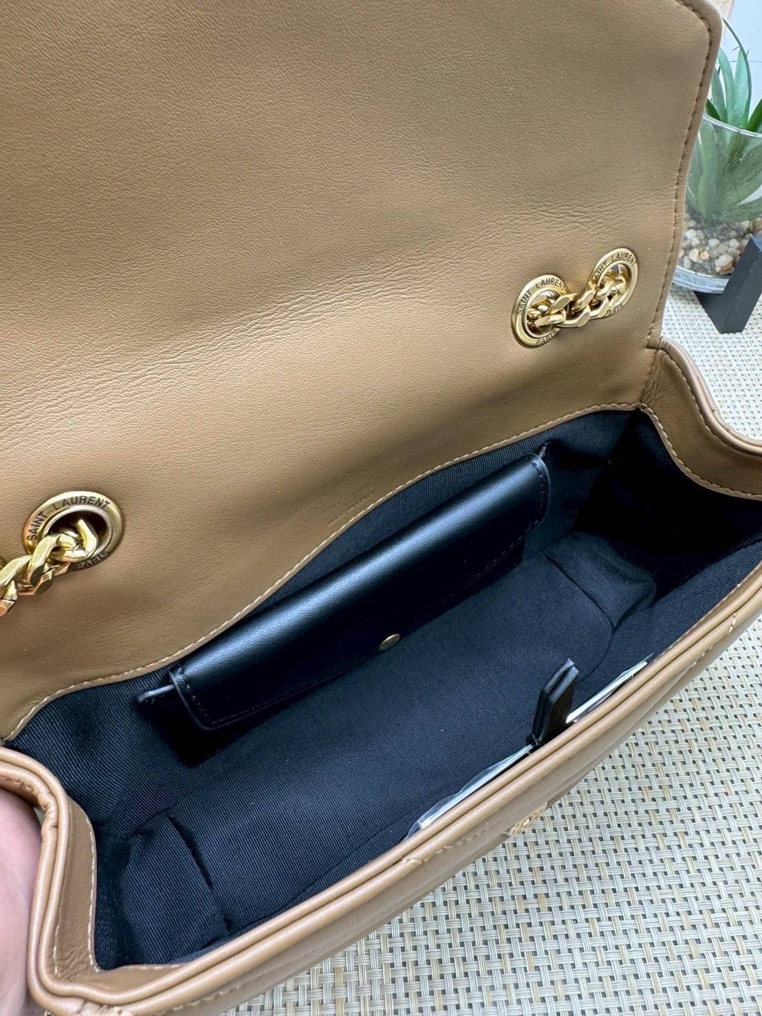 ORI หนังแท้ | YSL LOULOU small in MATELASSÉ กระเป๋าสะพายสายโซ่าีทองหรูหรา งานหนังแท้เนื้อนุ่มตะเข็บเย็บลายเชฟรอนสวยหรูโดดเด่นเป็นเอกลักษณ์ 🤍 เกรดออริจินอล หนังแท้