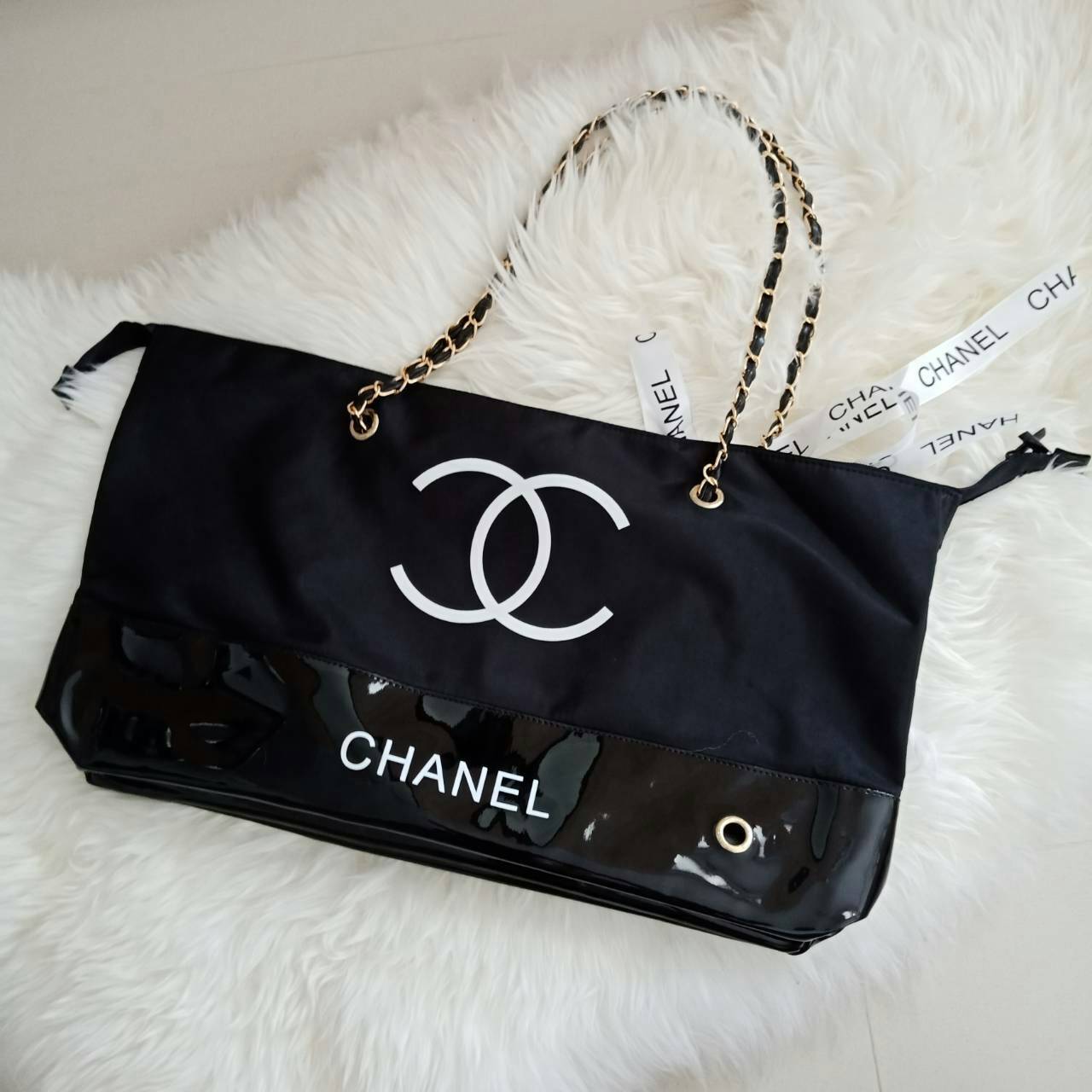 New Gorgeous☆☆ กระเป๋าใบใหญ่ทรง Tote จากแบรนด์ Chanel Tote Chain With Ribbin สุดหรู ของแท้ 100% ทำจากผ้าหนา Polyester ฐานล่างกระเป๋าทำจากหนังแก้วผิวมันเงา **สวยหรู สกรีนโลโก้ชาแนลหน้าหลัง หัวซิปปั้มโลโก้ ด้านในเป็นช่องกว้าง และมีอีกหนึ่งช่อง