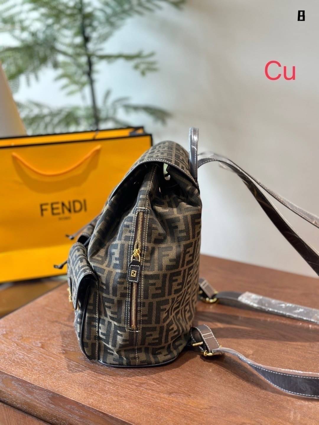 FENDI Zucca Monogram Backpack with 2 pocket กระเป๋าเป้ FF ใบใหญ่จุของได้เยอะ ภายในโล่งกว้าง พร้อมช่องใส่ของด้านหน้าสะดวกใช้งาน นานๆจะมีมาในรูปแบบเป้ให้ครอบครองกันค่า! วันไหนๆ ในไทยหรือ ตปท.ใบเดียวจบ!!