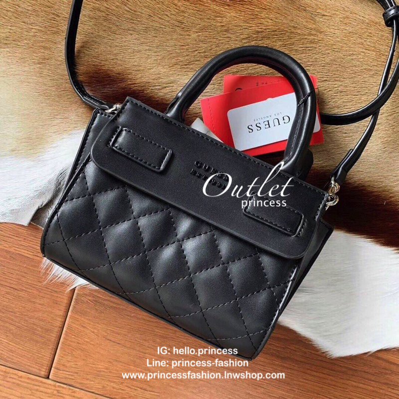 GUESS ELLIANA QUILTED MINI SATCHEL BAG กระเป๋าสะพายรุ่นยอดนิยม วัสดุ PU คุณภาพดี นิ่ม น้ำหนักเบาด้านหน้าประดับด้วยโลโก้แบรนด์สุดหรู เปิดปิดกระเป๋าด้วยซิปสะดวกใช้ ด้านในกว้างมีช่องซิปสำหรับใส่ของ ใส่มือถือได้ทุกรุ่น ซับในลายแบรนด์ สายสะพายหนังเลื่อนปรับระด