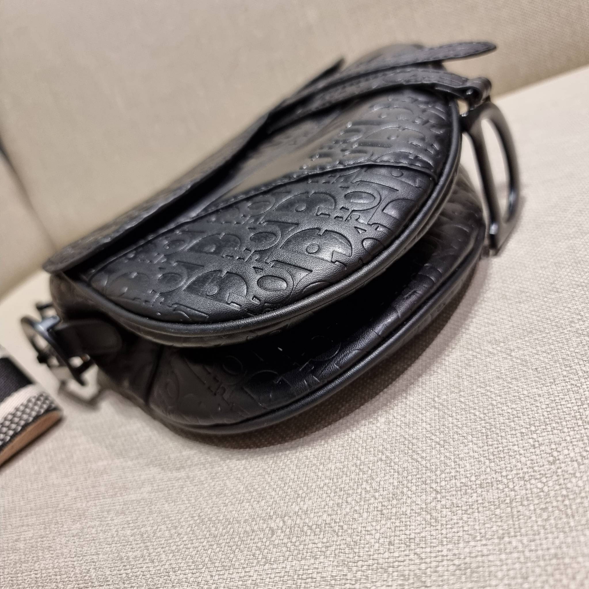 VIP CD OBLIQUE SADDLE BAG / DIOR SADDLE กระเป๋าสะพายข้าง ทรงสวยไม่ซ้ำใคร กิมมิคในตัว ดูแพง ไซส์ใหญ่ ดีไซน์ย้อนยุค เป็นเอกลักษณ์สวยทุกแบบ เปิด-ปิดด้วยกระดุมแม่เหล็กซ่อน ใช้งานง่ายมากๆ ภายในเป็นช่องโล่ง มีช่องซิป ใบสีดำเป็นหนังแท้ ใบลายเป็นผ้าแคนวาส ดูดี ดู