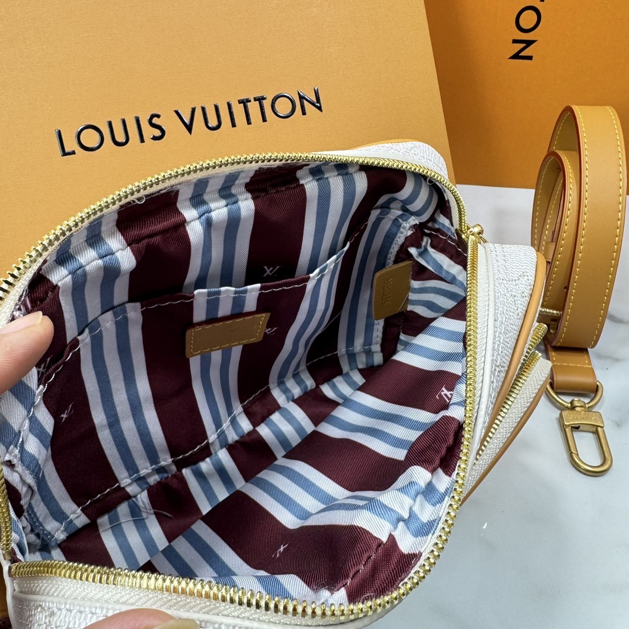 ORI หนังแท้ | LV Nil Messenger Bag / Nil D16 / Nil G71 กระเป๋าสะพายทรงแมสเซ็นเจอร์ พร้อมพอคเก็ตซิปหน้า และหูจับถอดได้ ถือเป็นคลัทเท่ๆ ได้เลย มาพร้อมรองบ่า/สายสะพายถอดได้ สะดวกใช้งาน