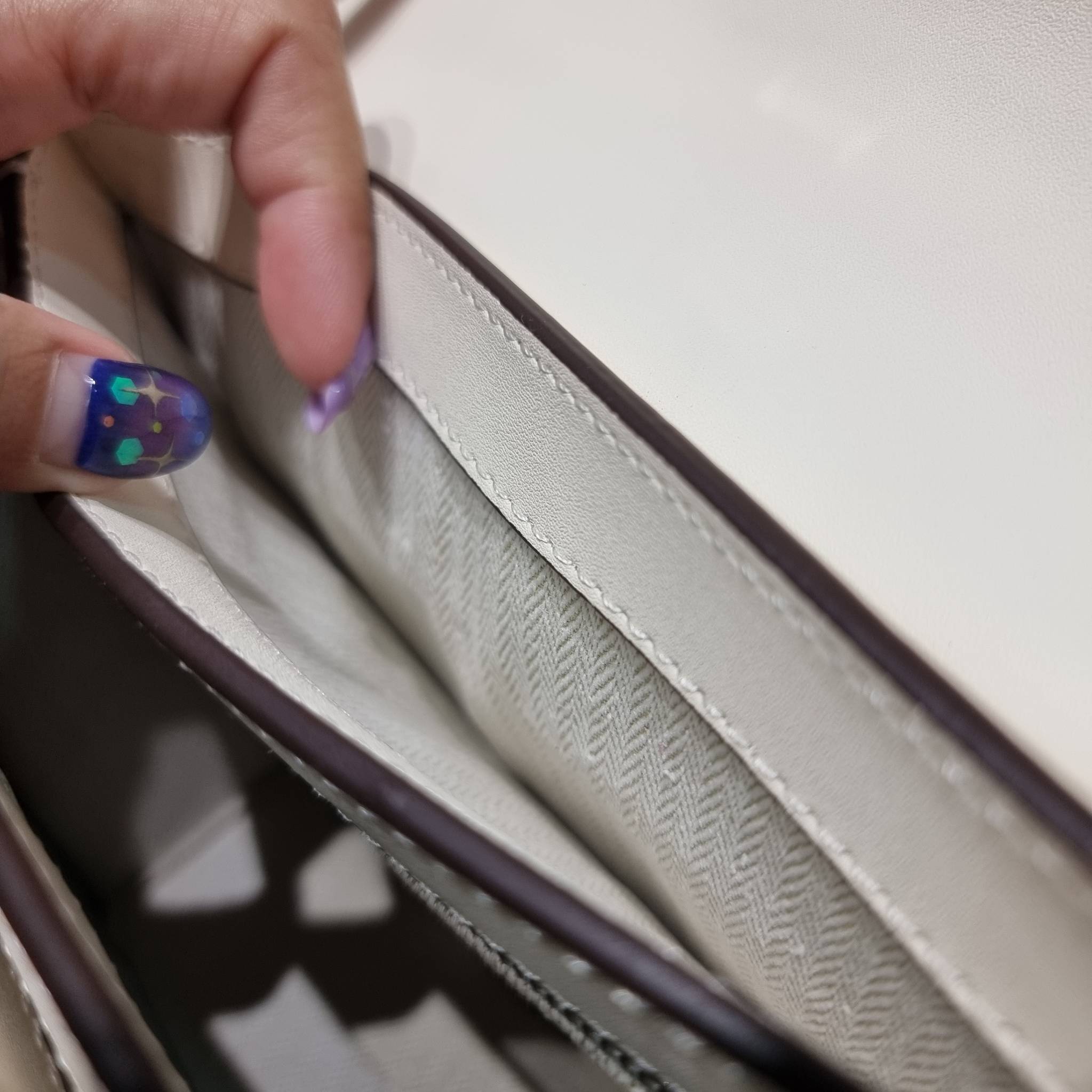 TORY BURCH BRITTEN STUDDED CROSSBODY BAG / Tory Britten Small Adjustable Shoulder Bag คอลเลคชั่นผู้ดี ดีไซน์ใหม่ล่าสุด กระเป๋าสะพายตัวท็อป ที่ตกแต่งด้วยโลโก้และหมุดสวยงาม