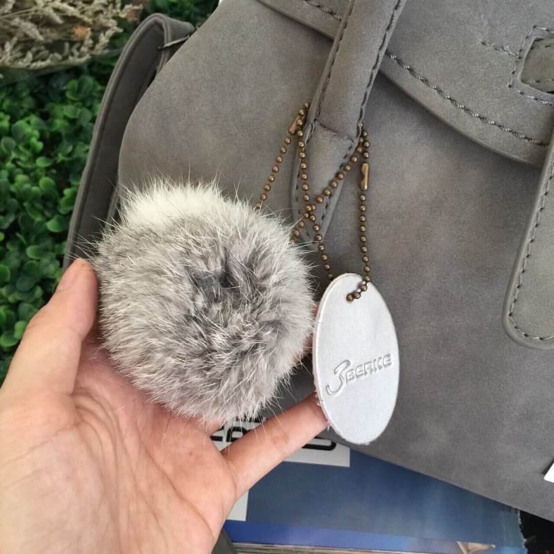 งานแท้ชนช้อป สินค้าขายดี ถึงไทยอีกรอบละค่า !! Berke frink hand bag -Grey color กระเป๋าถือ/สะพายหนังกลับ ทรงเก๋ ตัวกระเป๋าขนาดกำลังดี ประดับด้วยพวงกุญแจพู่สุด chic ภายในมีช่องใส่จองตุกติกอย่างดี ตัวกระเป๋าน้ำหนักเบาจุของคุ้มคะ ใช้ได้ทุกโอกาส Don't mis