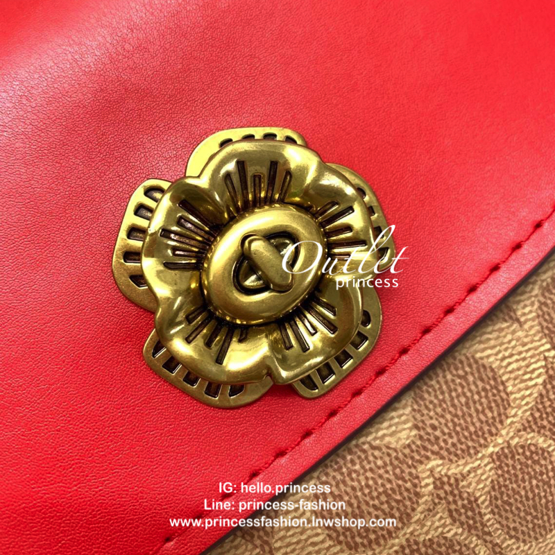 COACH PARKER SIGNATURE SHOULDER BAG กระเป๋าสะพายข้าง/ crossbody หนังแกะแท้ น้ำหนักเบา สวยหรู เปิดปิดกระเป๋าแบบหมุนล็อค อะไหล่รูปเป็นดอกคามิเลีย ภายในกระเป๋ากว้าง แบ่ง 2 ช่องหลัก ช่องซิปคั่นกลางเป็นสัดส่วน ใส่ wallet ยาว ของส่วนตัวใช้ได้ บุหนังกลับผสมกำมะห