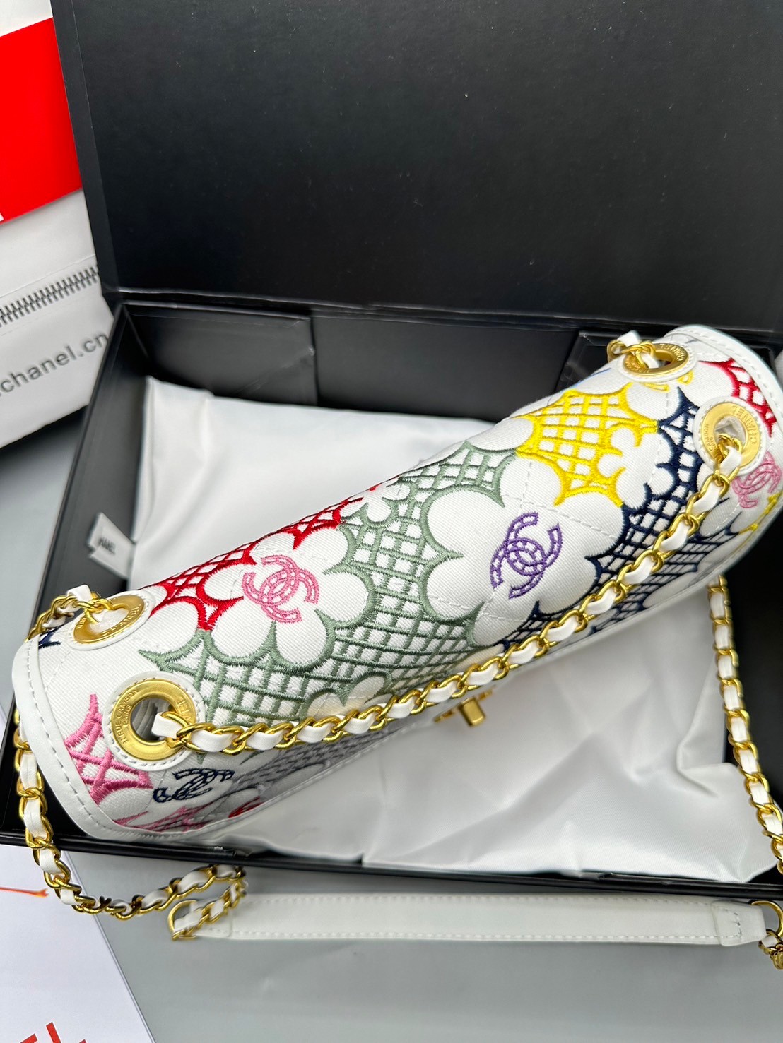 CHANEL Flap Bag Lace Patchwork & Gold-Tone Metal, White & Multicolour / CHANEL Multi Flower Flap Bag กระเป๋าสะพายลายดอกไม้ ต้อนรับซัมเมอร์ 2024 สวยงามคัลเลอฟูล แฝงความหรูในตัวตามเอกลักษณ์แบรนด์