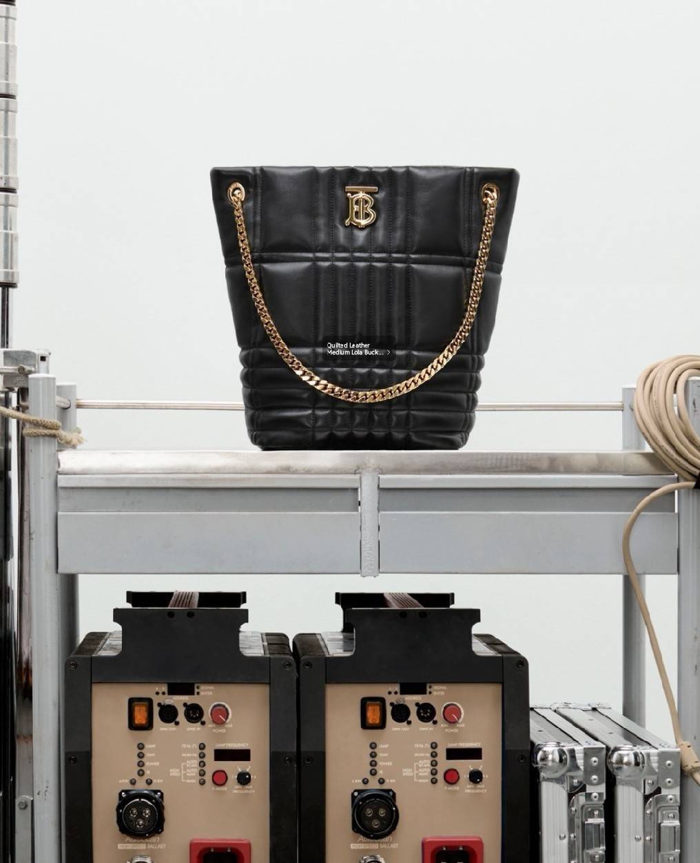 BURBERRY FRAGRANCES LAMBSKIN BAG VIP หนังแท้ Lambskin นิ่มสวยหรูดูดี ภายในโล่งกว้างใส่ของได้เยอะ มาพร้อมสายสะพายโซ่ทองสามารถซ้อนสายสั้นสะพายไหล่ได้หรือจะใช้สายยาว Crossbody ก็ดูดีมาพร้อมกล่องแบรนด์ Original Package อีกรุ่นหายากที่น่าใช้น่าสะสม Rare items 