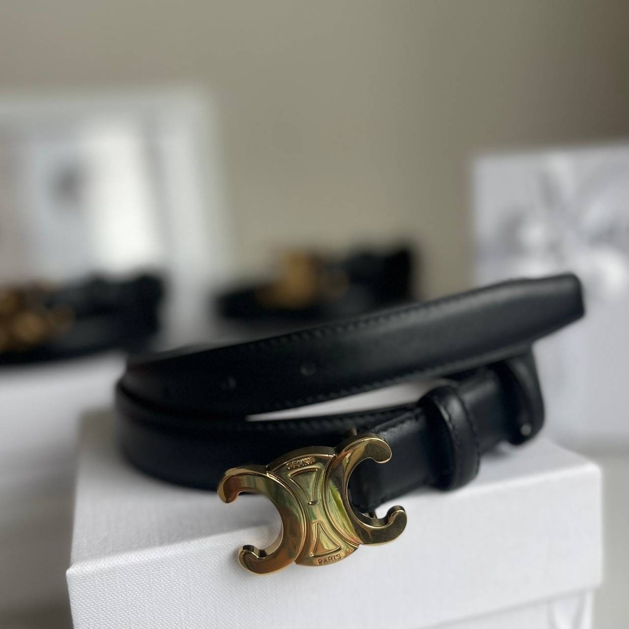 หนังแท้ CELINE BELT LOGO 25MM / Celine Vintage Logo Leather Belt ออริจินอลเกรด 1:1 หนังแท้ หัวเข็มขัดโลโก้แบรนด์แบบ 3D Vintage สีทอง ปั้มโลโก้คมชัดคล้ายของจริง สายปรับระดับได้ในดีไซน์เรียบหรูเข้ากับทุกลุ๊คใช้ได้ทั้งชายหญิง สินค้ามาพร้อม Original Package ม