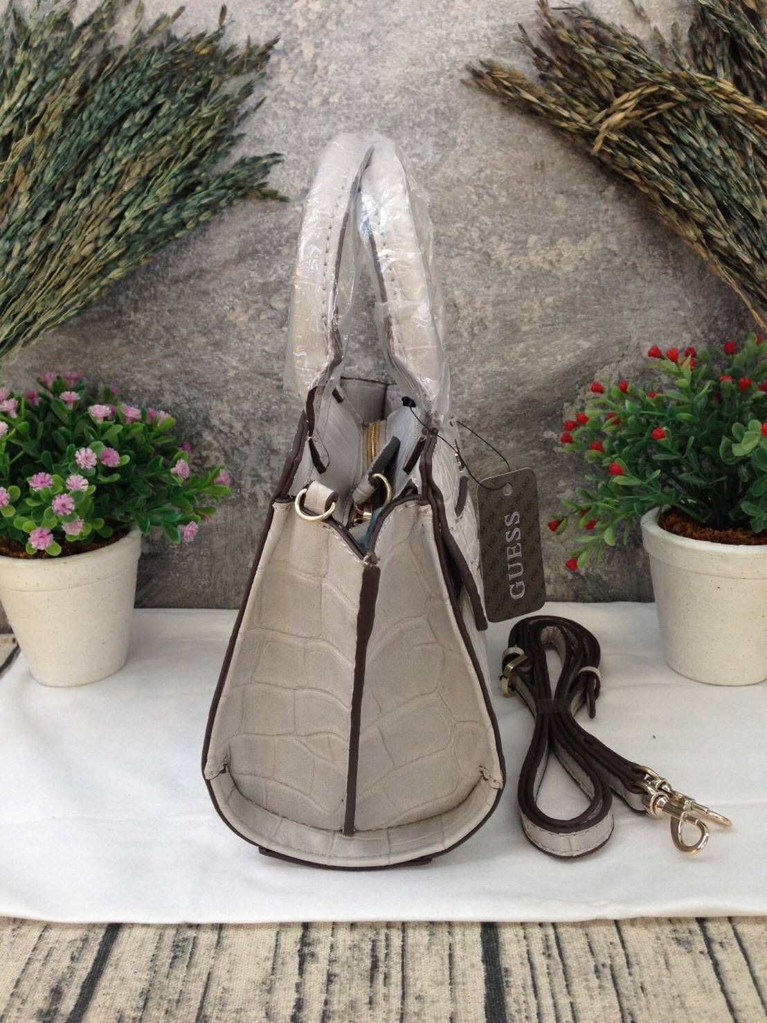 GUESS Cate Mini Series Crocodile New Collection!! กระเป๋าถือหรือสะพายลายหนังจระเข้สวยอยู่ทรง ดีไซน์หรูหรา เปิดปิดด้วยซิปคุณภาพดี ภายในโล่งจุพอประมาณ มีช่องซิปเล็กเปิดปิดง่าย ผ้าบุลายแบรนด์สวย สายสะพายปรับระดับได้ รุ่นนี้สวย หายาก ใช้ได้หลายโอกาสแน่นอน สาว