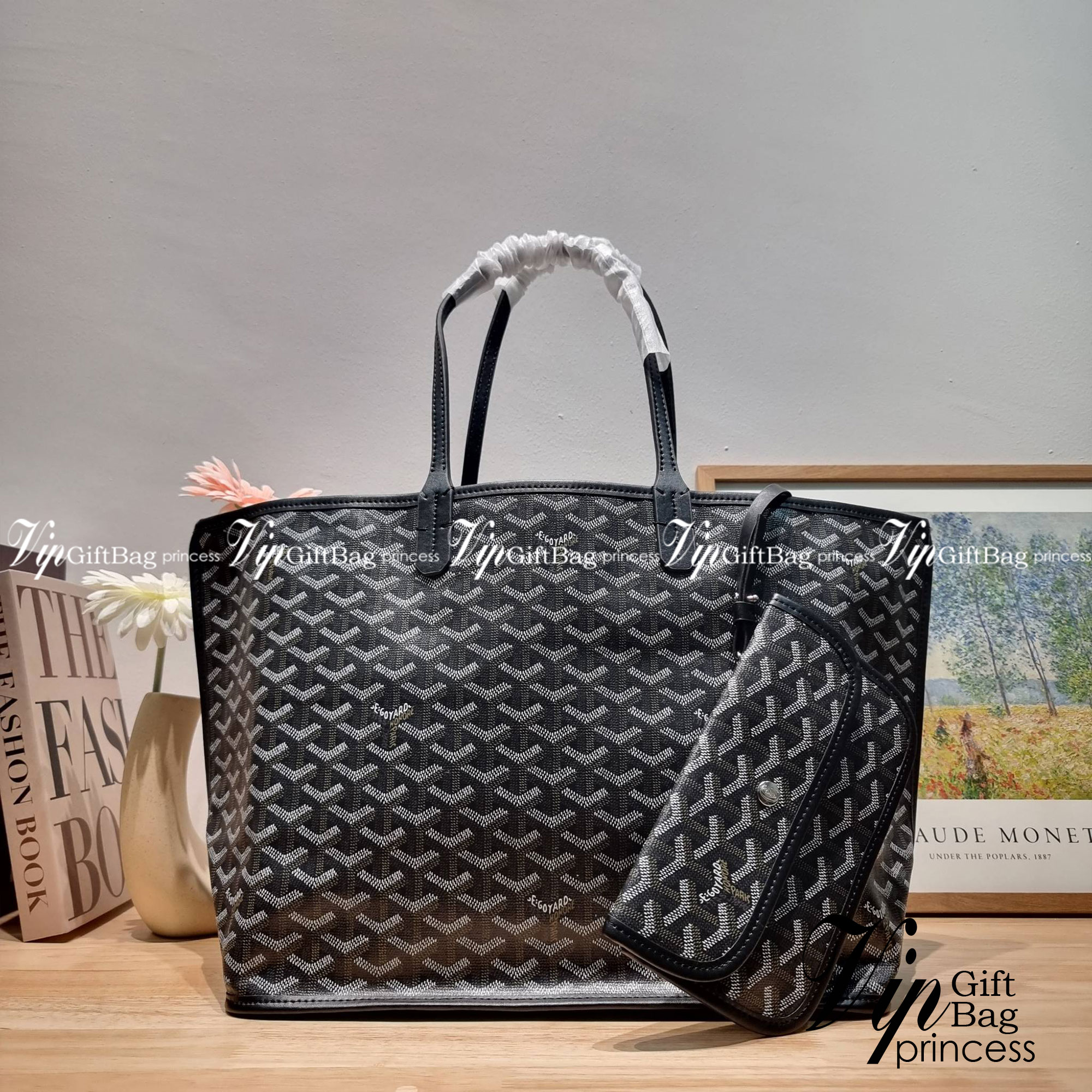 GOYARD ANJOU REVERSIBLE TOTE กระเป๋าสะพายทรงโท้ท ใบใหญ่จุใจ!! กลับด้านใช้ได้ทั้ง 2 ด้าน มาครบสีขายดี เลิศทุกสี รูปทรงคลาสสิค ดีไซน์เป็นเอกลักษณ์ ใช้งานได้หลากหลาย สามารถกลับด้านใช้ได้แบบไม่มีเบื่อ วัสดุหนังแคนวาสพิมพ์ลายสวยคม