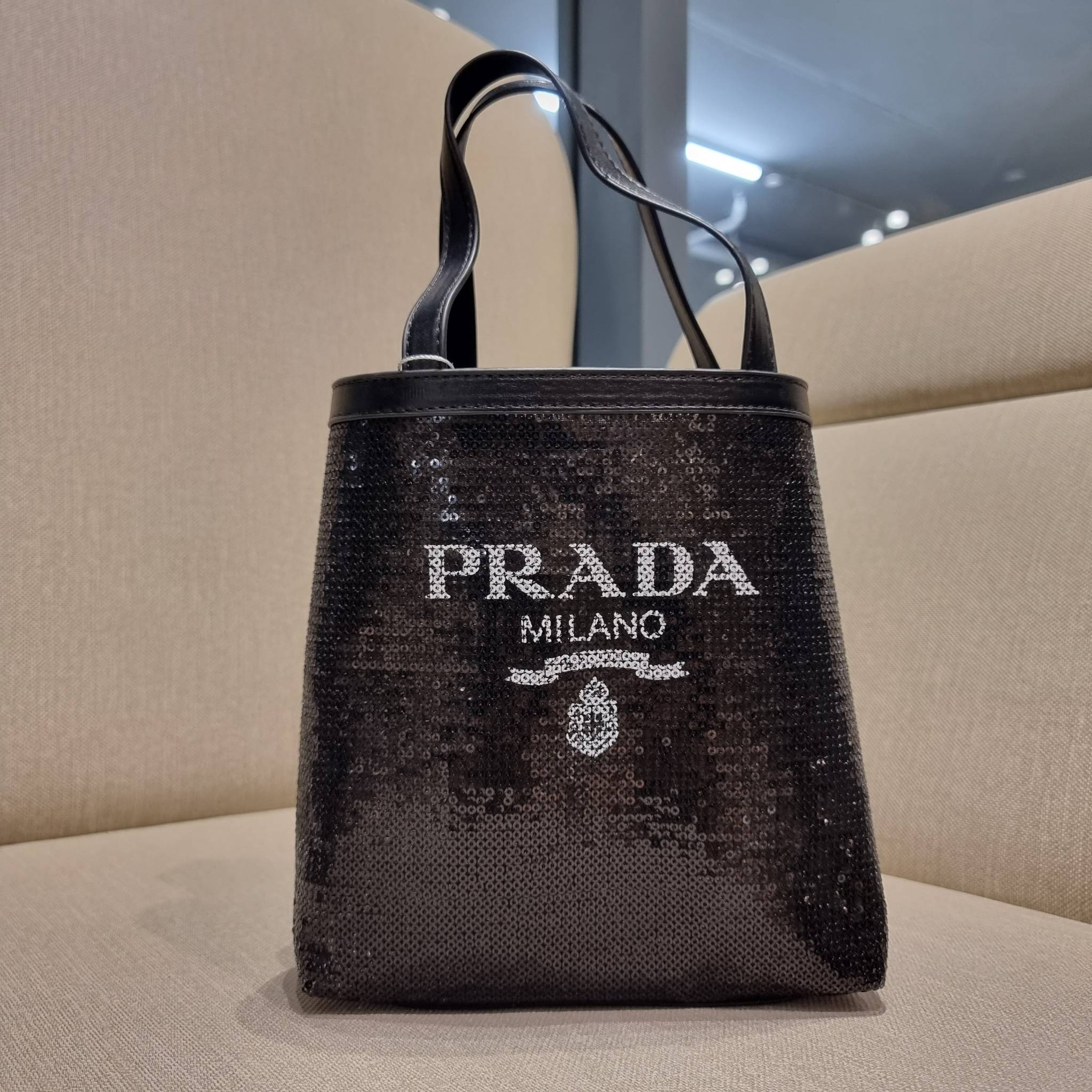 PRADA SMALL SEQUINED MESH TOTE BAG เอาใจสายแฟอีกครั้ง!! กระเป๋าทรงโท้ท ขนาดเล็ก ที่มีดีเทลฝีมือ ด้วยการเรียงร้อยแผ่นเลื่อมเป็นตาข่ายรอบใบ ตัดขอบด้วยหนังสังเคราะห์ พิเศษพร้อมใบลูกให้ด้วย ทรงใช้งานง่าย ภายในโล่งกว้าง ถือไปเรียน ไปเที่ยว ไปทำงาน พกพาง่ายสุดๆ