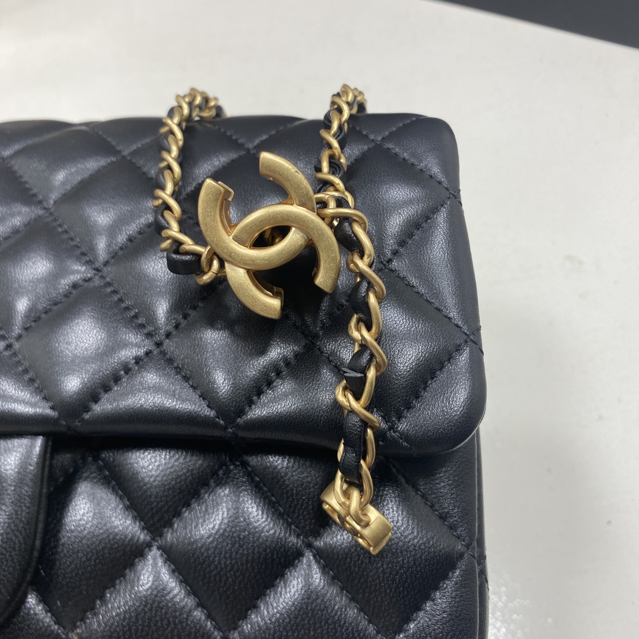 ORI หนังแท้ | Chanel Classic Flap Bag กระเป๋าสะพายรุ่นคลาสสิก สายประดับโลโก้สวยหรูอะไหล่สีทองสวยงาม