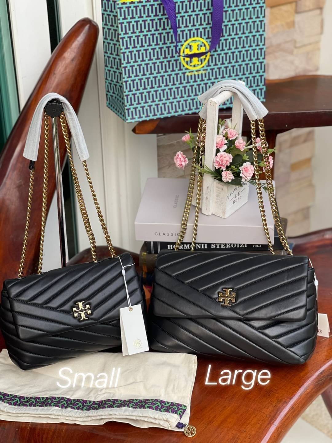 Large : Tory Burch Kira Chevron Quilted Convertible Leather Crossbody Bag เป็นกระเป๋าที่ใช้ในการออกงานสำคัญหรือวันที่มีปาร์ตี้สังสรรค์ คุณควรเลือกใช้กระเป๋าที่มีดีไซน์สะดุดตา เพราะจะช่วยยกระดับและเพิ่มเสน่ห์ให้กับตัวคุณเองมากยิ่งขึ้น หากเป็นงานทางการ เช่น