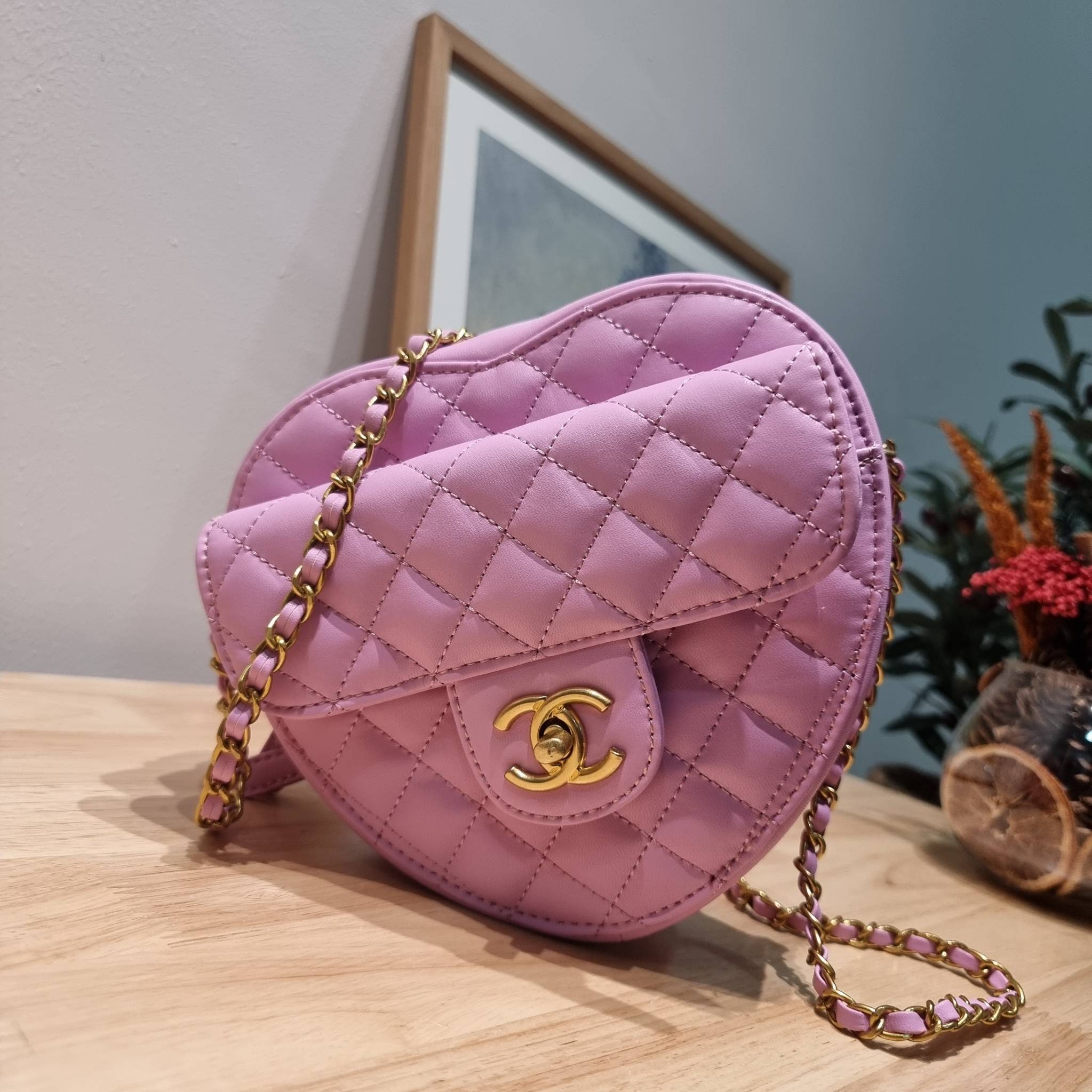 CHANEL Heart Bag Lambskin & Gold-Tone Meta สวยมาก มงลงมาก!! กระเป๋าสะพายสุดคิ้วท์ ที่ดีไซน์รูปทรงหัวใจไม่ซ้ำใคร น่ารักทุกสี น่าใช้ไปเลยแม่!! วัสดุหนังแกะฟอกสี เปิด-ปิดด้วยซิป ด้านหน้ามีช่องเก็บของจุกจิก ภายในเป็นช่องโล่ง ใส่มือถือ ใส่กระเป๋าสตางค์สั้นได้ 