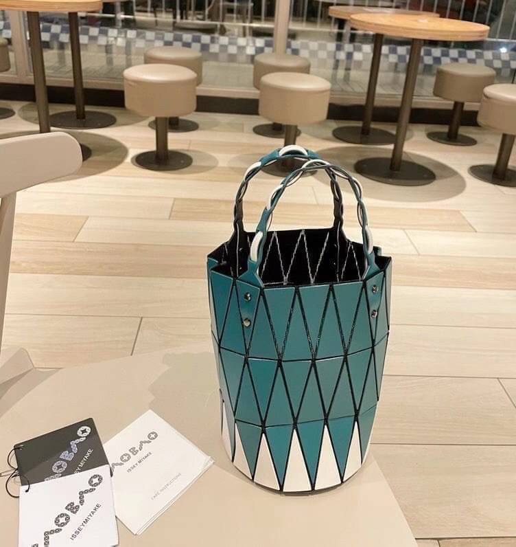 BAOBAO ISSEY MIYAKE BUCKET BAG / BAOBAO BASKET / ZIG-ZAG PATTERN TRIANGLE BASKET HANDBAG ภาพสินค้าถ่ายจากงานขายจริง ใช้งานต่างประเทศได้ค่ะ