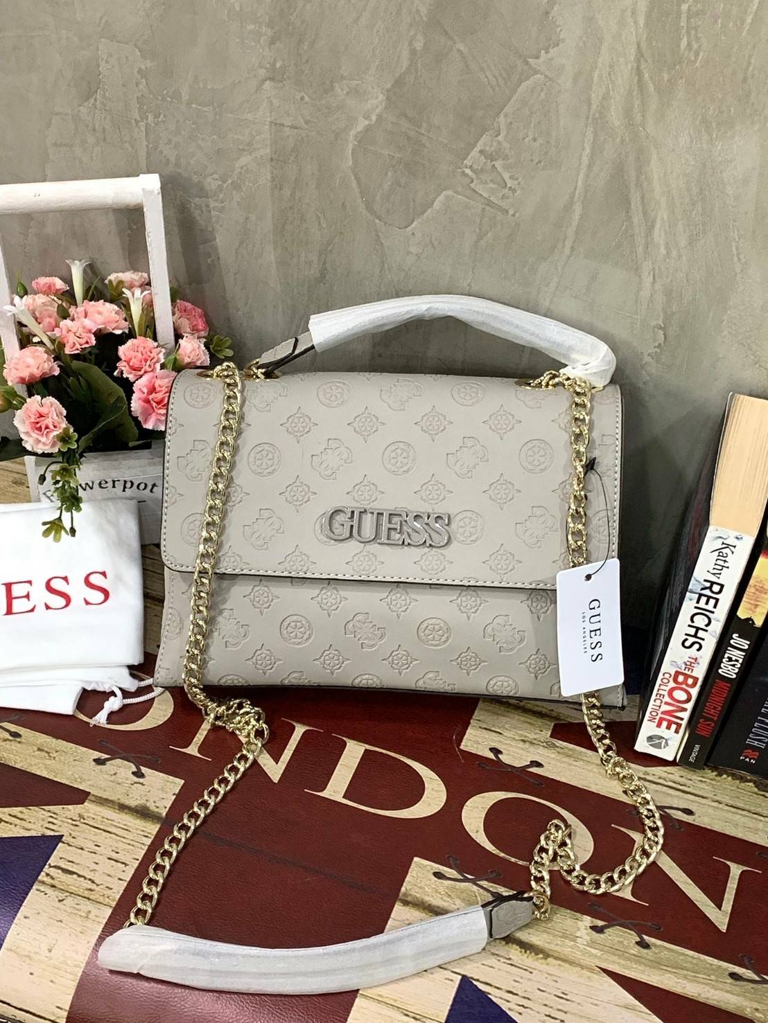 💕GUESS JANELLE CONVERTIBLE CROSSBODY BAG กระเป๋าสะพายข้างรุ่นใหม่ชนช้อปจากGuess สะพายได้ทั้งสายคู่และสายเดี่ยว สายสะพายโซ่ต่อหนังไม่เจ็บบ่า โลโก้ด้านหน้าตัวนูนเด่นชัด วัสดุหนังpu ลาย signature รอบใบ เปิดปิดด้วยกระดุมแม่เหล็กและซิป ภายในมีช่องซิปให