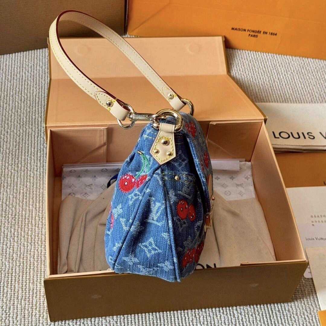 LV x TM Sunset bag Monogram cherry denim 25cm กระเป๋าสะพายไหล่ทรง baguette สวยดูแพง ไอเท็มสุดโดดเด่นมีชีวิตชีวา ด้วยเดนิมวินเทจปักลายเชอร์รี่สีสันสดใสสะดุดตาสะท้อนสไตล์ไอคอนิก