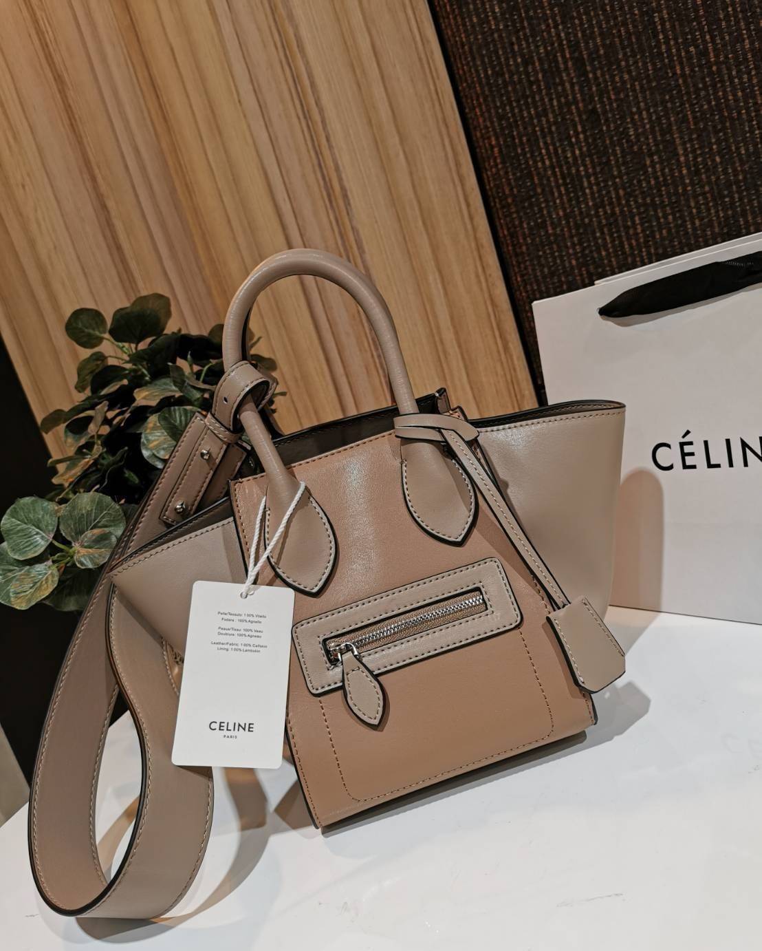 CELINE SHOULDER BAG VIP / CELINE LUGGAGE NANO Glossy Leather Handbag รุ่นนี้ Rare items หนังเรียบสวยสีทูโทนเรียบหรู ขนาดกำลังดี น้ำหนักเบา ด้านหน้ามีหนึ่งช่องซิป ด้านข้างดีไนส์ทรงปีกสามารถปรับขยายทรงได้ ภายในโล่งกว้าง มีช่องซิป มีตะขอเกี่ยวปากกระเป๋า ใส่ก