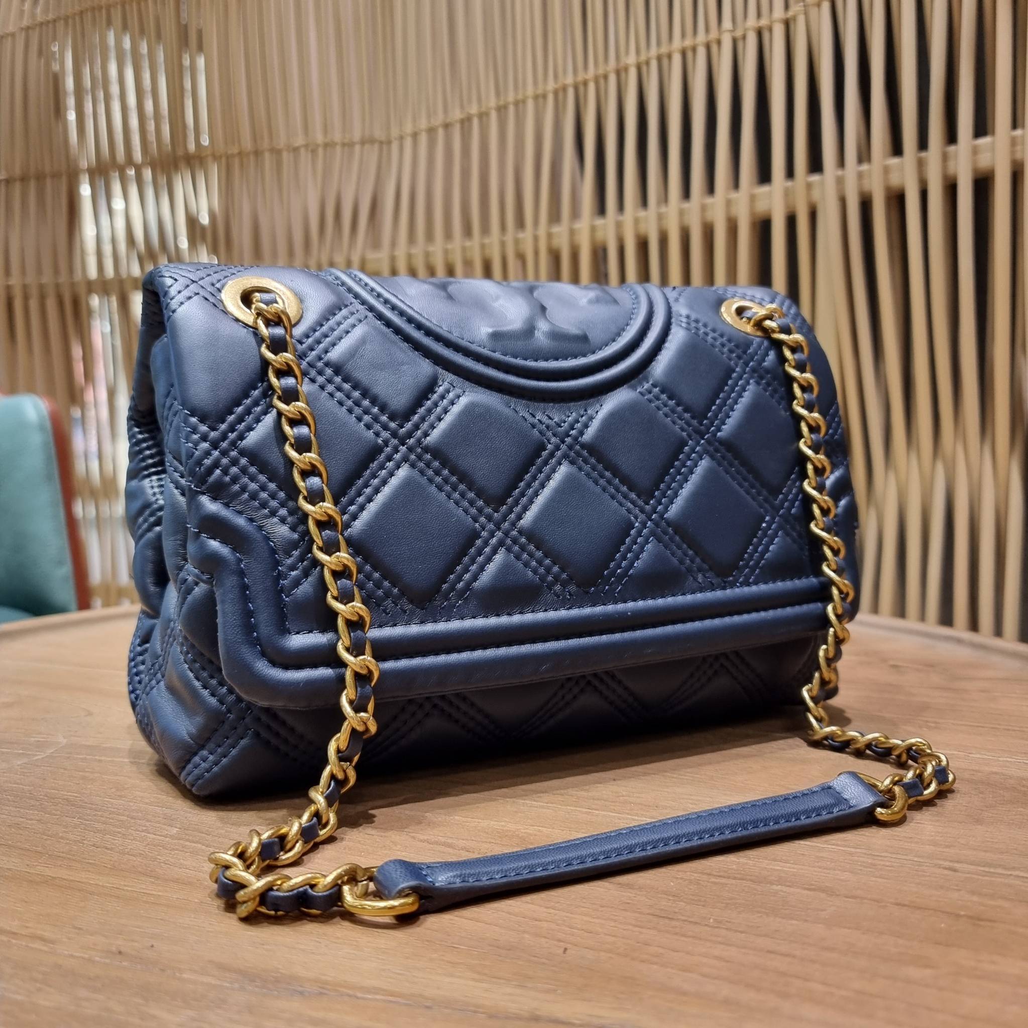 TORY BURCH FLEMING SOFT CONVERTIBLE SHOULDER BAG รุ่นหายากที่สาวๆตามหา มาพร้อมเสิร์ฟความสวยถึงบ้านไปเลยจ้า รอบนี้คัดสีสวยๆมาให้ได้ช้อปกันอย่างจุใจไปเลย กระเป๋าสะพายไหล่ หนังแท้นิ่มเต็มใบ สวยหรูดูแพง เปิด-ปิดด้วยตัวกดล็อคแน่นหนา สายสะพายในตัวปรับใช้ได้ 2 แ