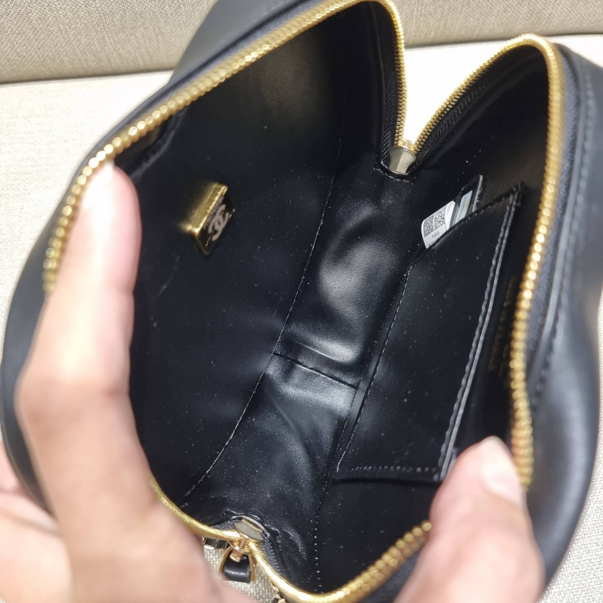 VIP 🥂 CHANEL Heart Bag Lambskin & Gold-Tone Meta ใหม่มาก สวยมาก มงมาก!! กระเป๋าสะพายสุดคิ้วท์ ที่ดีไซน์รูปทรงหัวใจไม่ซ้ำใคร น่ารักทุกสี น่าใช้ไปเลยแม่!! วัสดุหนังแกะฟอกสี เปิด-ปิดด้วยซิป ด้านหน้ามีช่องเก็บของจุกจิก ภายในเป็นช่องโล่ง ใส่มือถือ ใส่ก