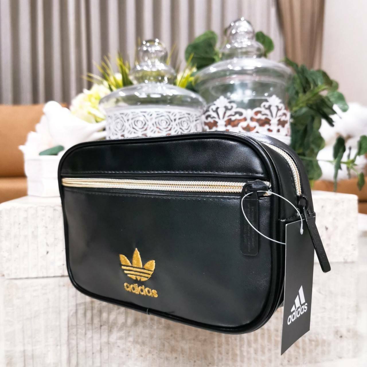 Adidas Factory Mini Waist Bag กระเป๋าสะพายสไตล์สปอร์ตแบบคาดเอวหรือคาดอกดีไซน์สุดฮิตใช้ได้ทั้งชายและหญิง วัสดุหนังเรียบแบบนิ่มกันน้ำอยู่ทรงทำความสะอาดง่าย ขนาดกำลังดี น้ำหนักเบา ด้านหน้ามีโลโก้แบรนด์ เปิดปิดด้วยซิปสะดวกใช้ หัวซิปปั้มแบรนด์สายสะพายเลื่อนปรั