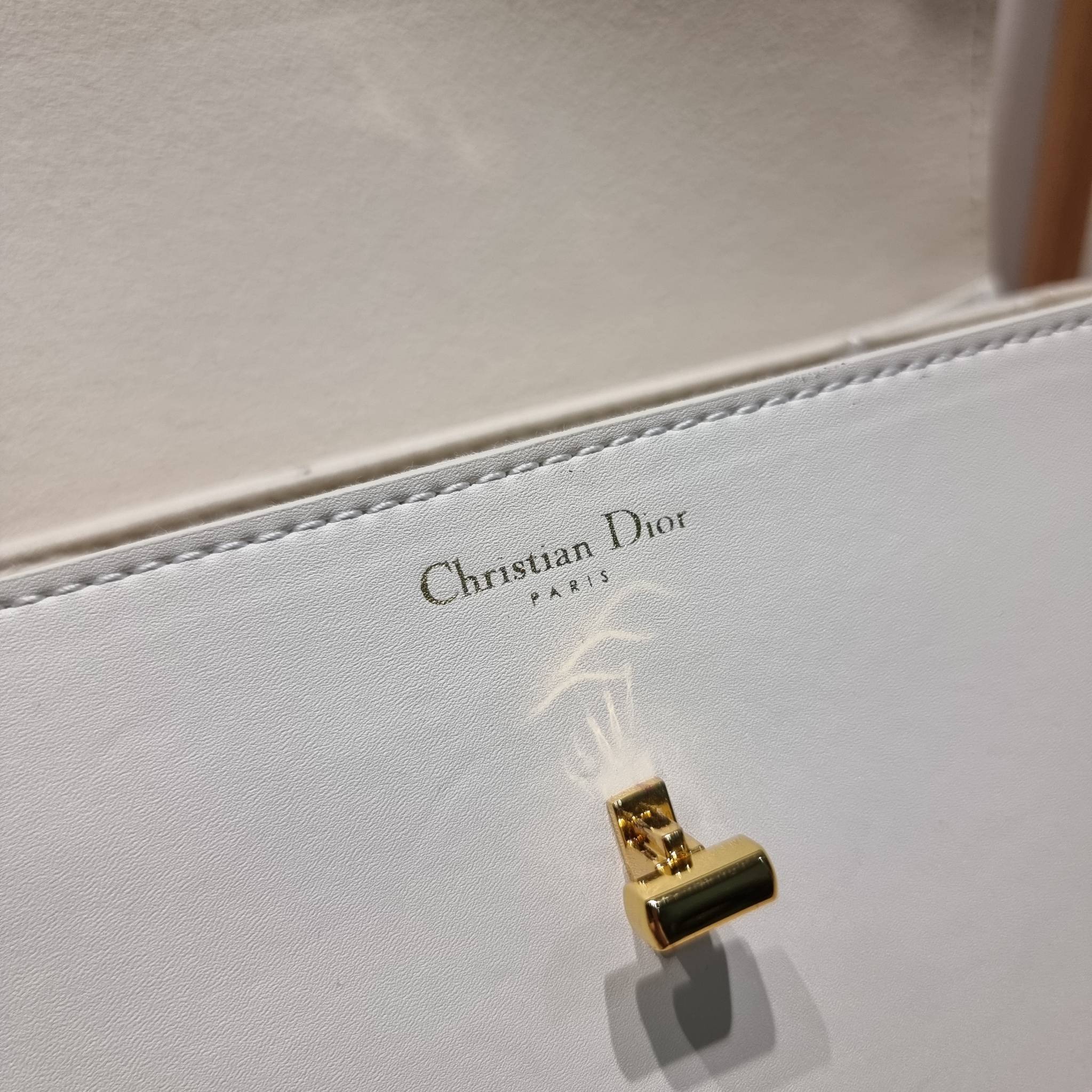 DIOR 30 MONTAIGNE AVENUE BAG สวยหรู ดีเทลแพง ต้องยกให้ไอเท็มนี้เลย กับกระเป๋าสะพายข้าง รุ่นที่ใครเห็นเป็นต้องรัก