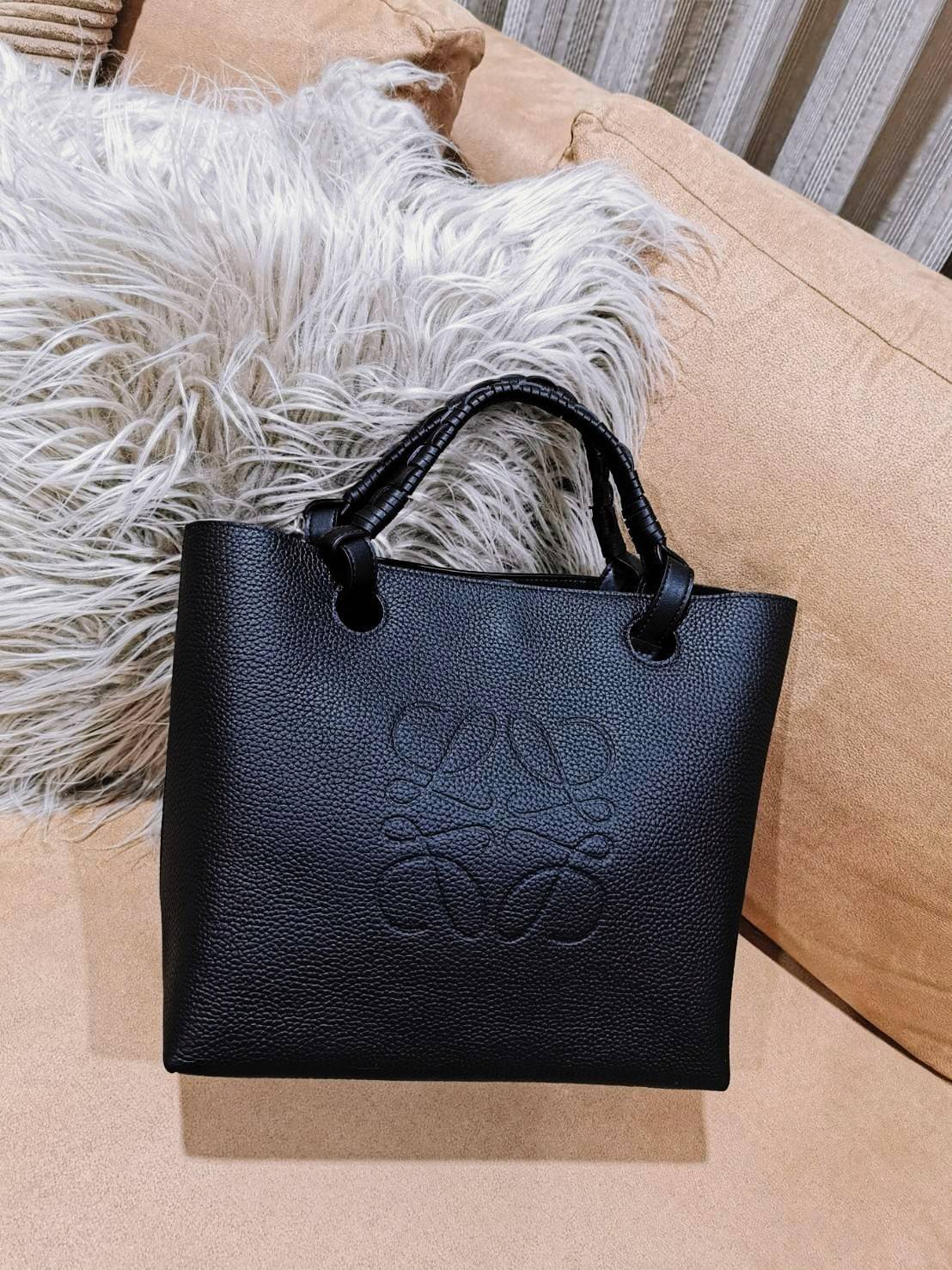พร้อมส่งความสวย! Super Rare! ห้ามพลาด!✴️ LOEWE HANDLE & SHOULDER BAG VIP GIFT WITH PURCHASE (GWP) กระเป๋าหนังแท้พรีเมี่ยมกิ๊ฟ Limited จาก LOEWE PERFUME DUTYFREE รุ่น Rare items สุดๆวัสดุหนังแท้ Lambskin แบบนิ่มเทคเจอร์สวยดีไซน์สุดหรูคงเอกลักษณ์แบรน