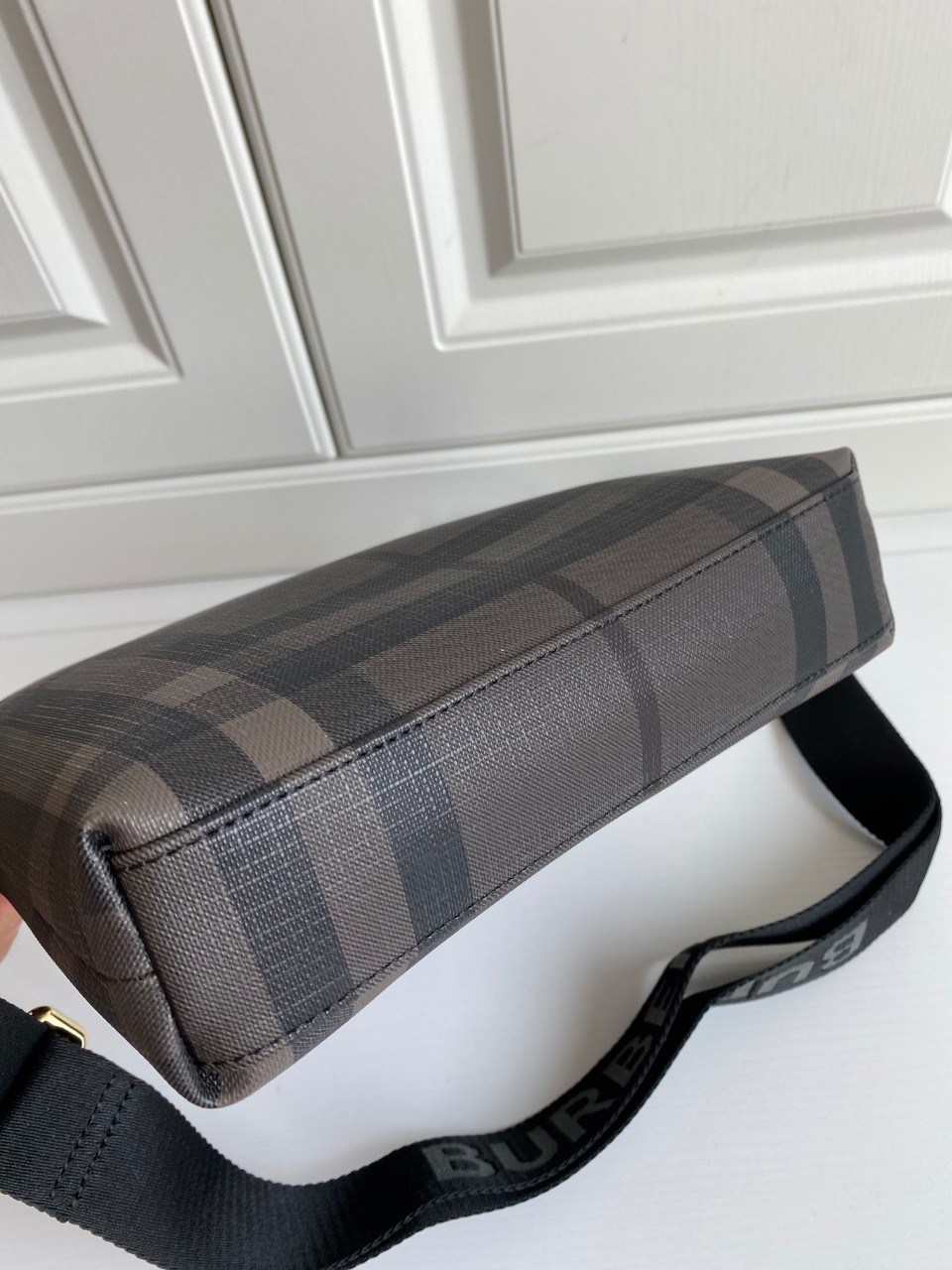 BURBERRY CROSSBODY VINTAGE BAG VIP GIFT WITH PURCHASE (GWP) พร้อมเป็นของขวัญ มอบให้คุณผู้ชายแล้วค่ะ พรีเมี่ยมกิ๊ฟ Limited Edition จากBURBERRY วัสดุหนังโทนสีเทาดำสุดคลาสสิค