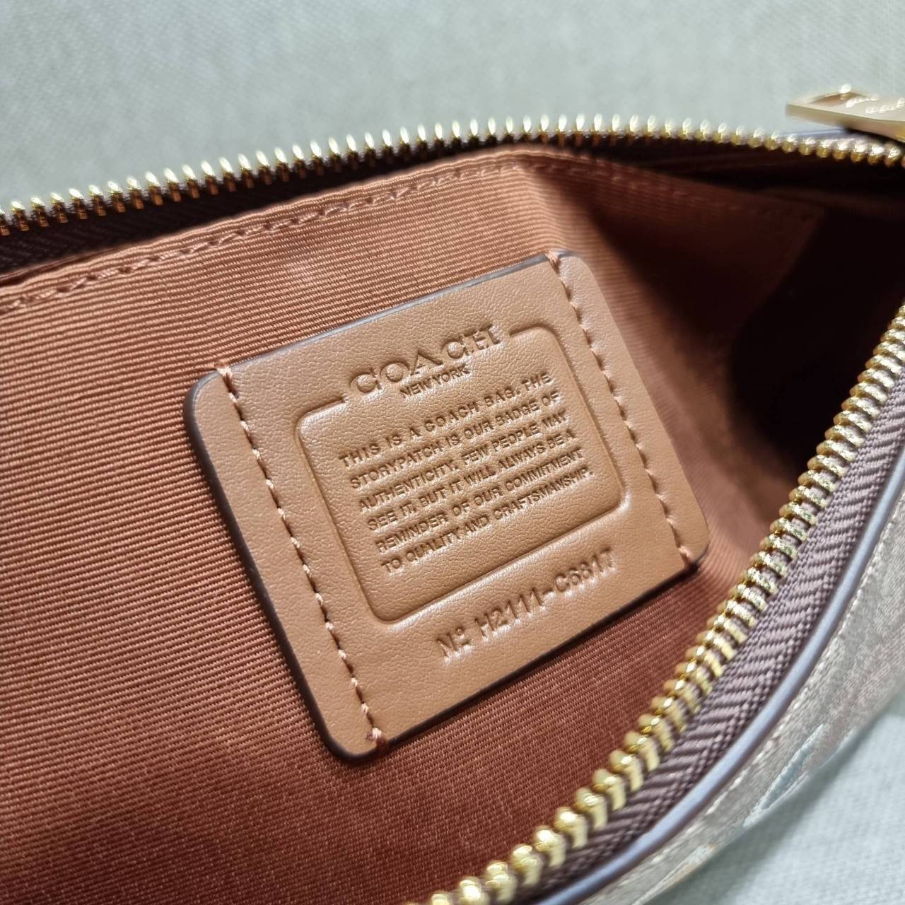 COACH C7264 C6823 C6817 JES BAGUETTE IN SIGNATURE CANVAS คอลเลคชั่นใหม่ล่าสุด พร้อมเสิร์ฟความสวยถึงบ้านเช่นเคย!! กระเป๋าสะพายทรงบาแกตต์ ดีไซน์ย้อนยุค ที่แอบแฝงความเรียบหรูดูแพงอยู่ในตัว โดดเด่นด้วยสายสะพายเส้นใหญ่ โทนสีคอนทราส ทำให้ไอเท็มนี้ดูมีลูกเล่นมาก