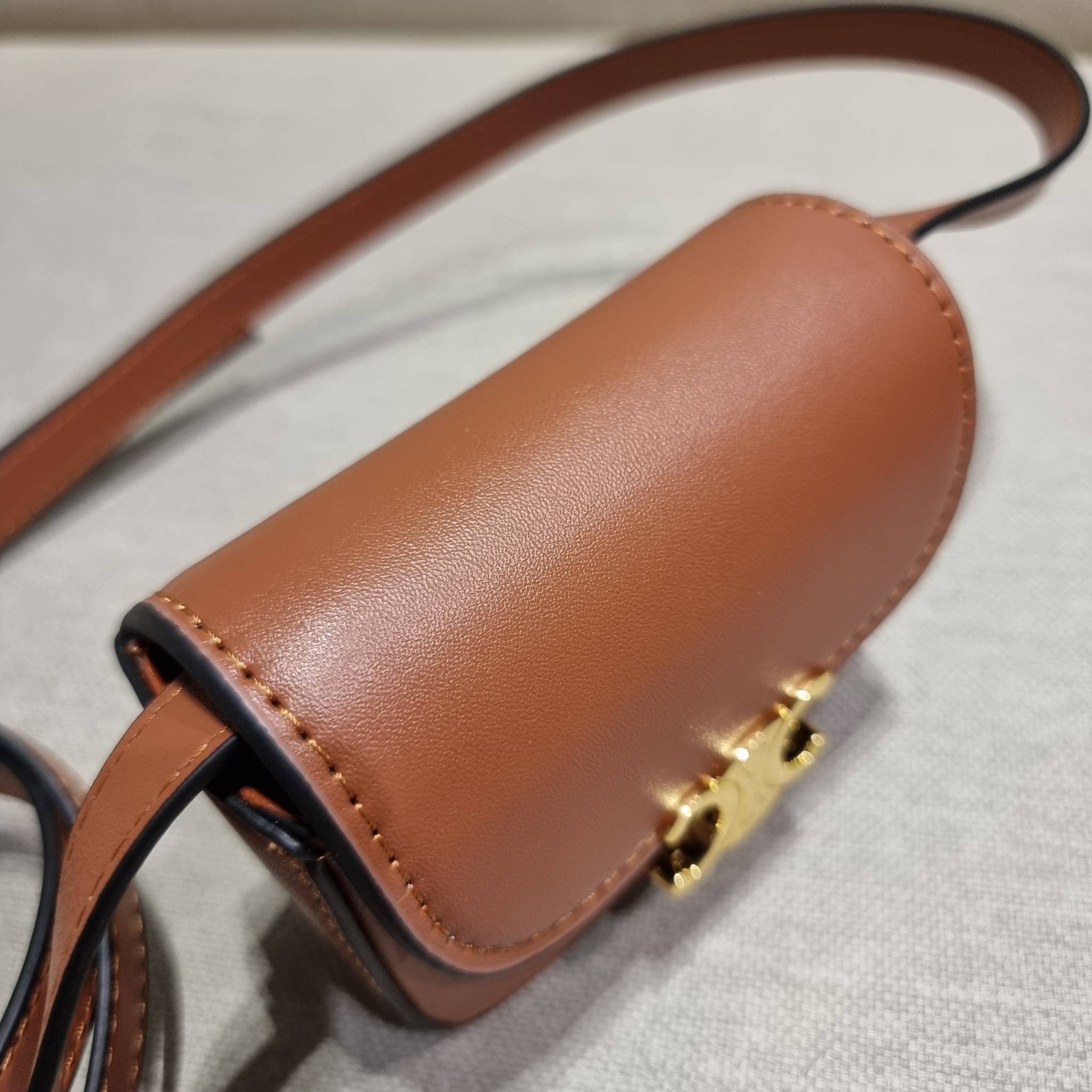 CELINE TRIOMPHE MINI BAG แรร์ไอเท็ม สีลิมิเต็ดในไซส์มินิ กับกระเป๋าสะพายที่เล็กแต่ปังมาก!! ดีเทลเรียบแต่หรู วัสดุหนังแท้ สีคลาสสิค เปิด-ปิดด้วยกระดุมแน่นหนา ภายในเป็นช่องโล่ง สายสะพายถอดได้ ปรับได้ตามชอบ ใบนี้สามารถใส่บัตร ใส่ธนบัตรได้ พกเป็นกระเป๋าสตางค์