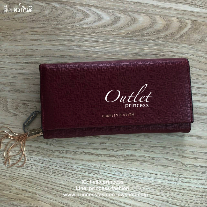 Charles & Keith Basic Long Wallet กระเป๋าสตางค์ใบยาว ตกแต่งด้วยพู่ เปิด – ปิดกระเป๋าด้วยเเม่เหล็กแบบซ่อน ภายในมีช่องใส่บัตร ช่องซิปใส่เหรียญ และช่องใส่ธนบัตร ใส่ iPhone Plus ได้ค่ะ ด้านหลังมีช่อง 1 ช่อง