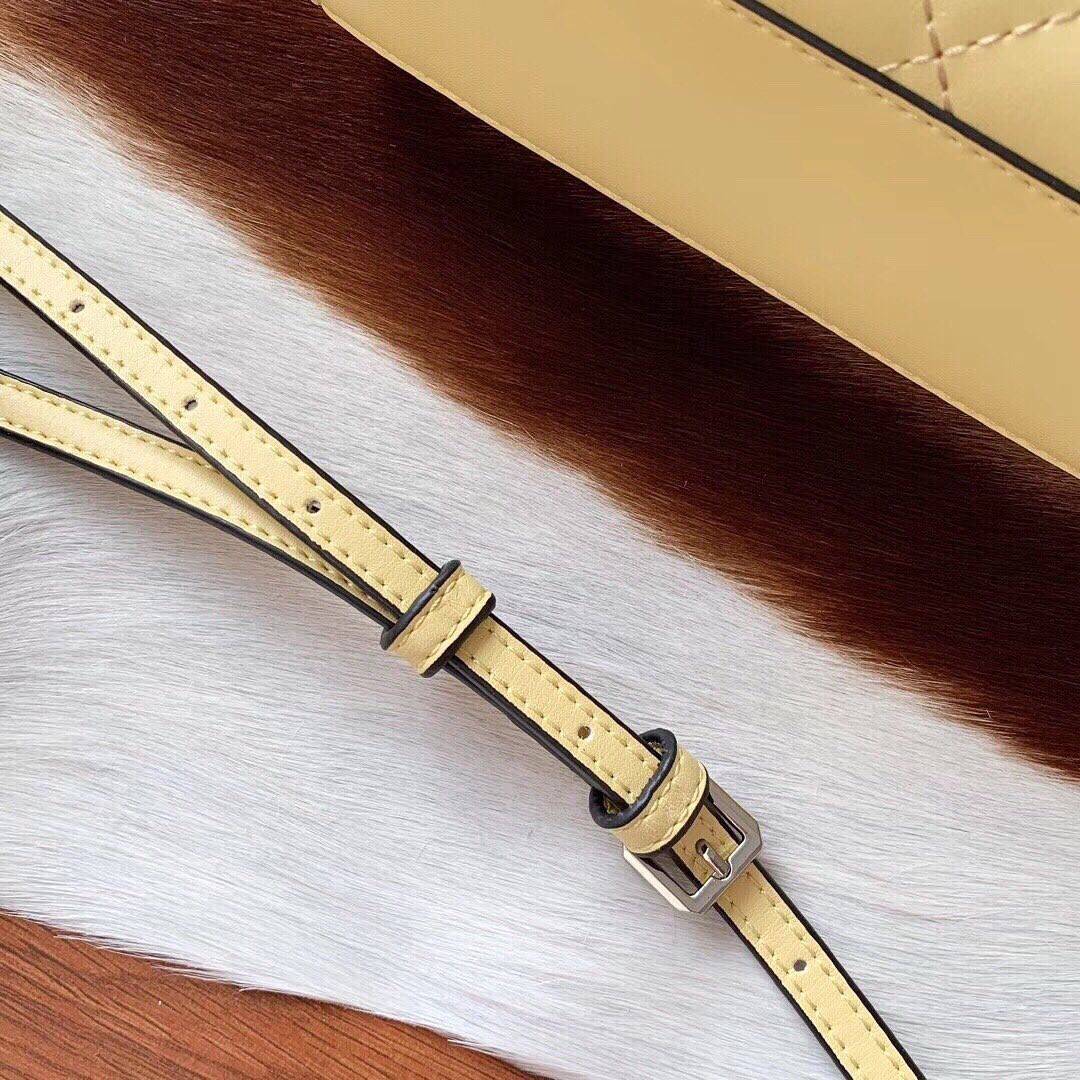 GUESS ELLIANA QUILTED MINI SATCHEL BAG กระเป๋าสะพายรุ่นยอดนิยม วัสดุ PU คุณภาพดี นิ่ม น้ำหนักเบาด้านหน้าประดับด้วยโลโก้แบรนด์สุดหรู เปิดปิดกระเป๋าด้วยซิปสะดวกใช้ ด้านในกว้างมีช่องซิปสำหรับใส่ของ ใส่มือถือได้ทุกรุ่น ซับในลายแบรนด์ สายสะพายหนังเลื่อนปรับระด