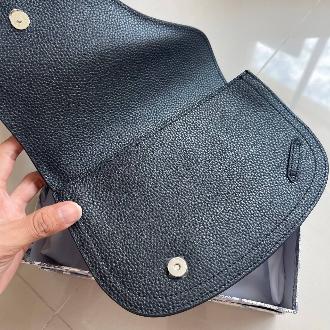 หนังแท้ CHRISTIAN DIOR SADDLE POUCH Black Grained Calfskin / DIOR SADDLE MESSENGER BAG พร้อมส่งที่ไทย กระเป๋า Saddle pouch คู่ใจขนาดกะทัดรัดและเหมาะสำหรับใช้ในชีวิตประจำวัน สีดำคลาสสิก เกรดออริจินอลหนังแท้ทั้งใบ ภาพสินค้าถ่ายจากงานขายจริง ใช้งานต่างประเทศ