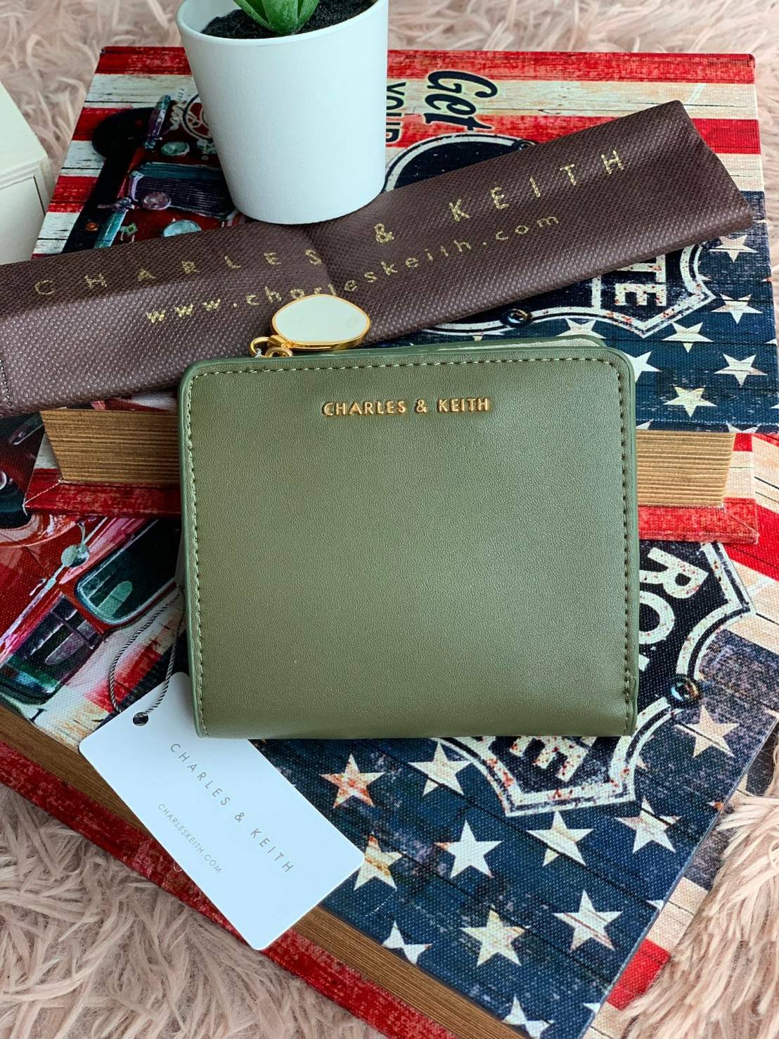 Charles & keith Classic Mini Snap Button Wallet กระเป๋าสตางค์ทรงสั้นรุ่นใหม่ชนช้อป! วัสดุpuหนังเรียบนิ่ม ด้านหน้าประดับโลโก้แบรนด์ด้วยโลหะตัวนูน ภายในเปิดปิดด้วยกระดุมทั้ง2ด้าน มีช่องซิปใส่เหรียญใบเล็ก สามารถถอดแยกกับชิ้นใหญ่ได้ ภายในยังมีช่องเสียบบัตร แล