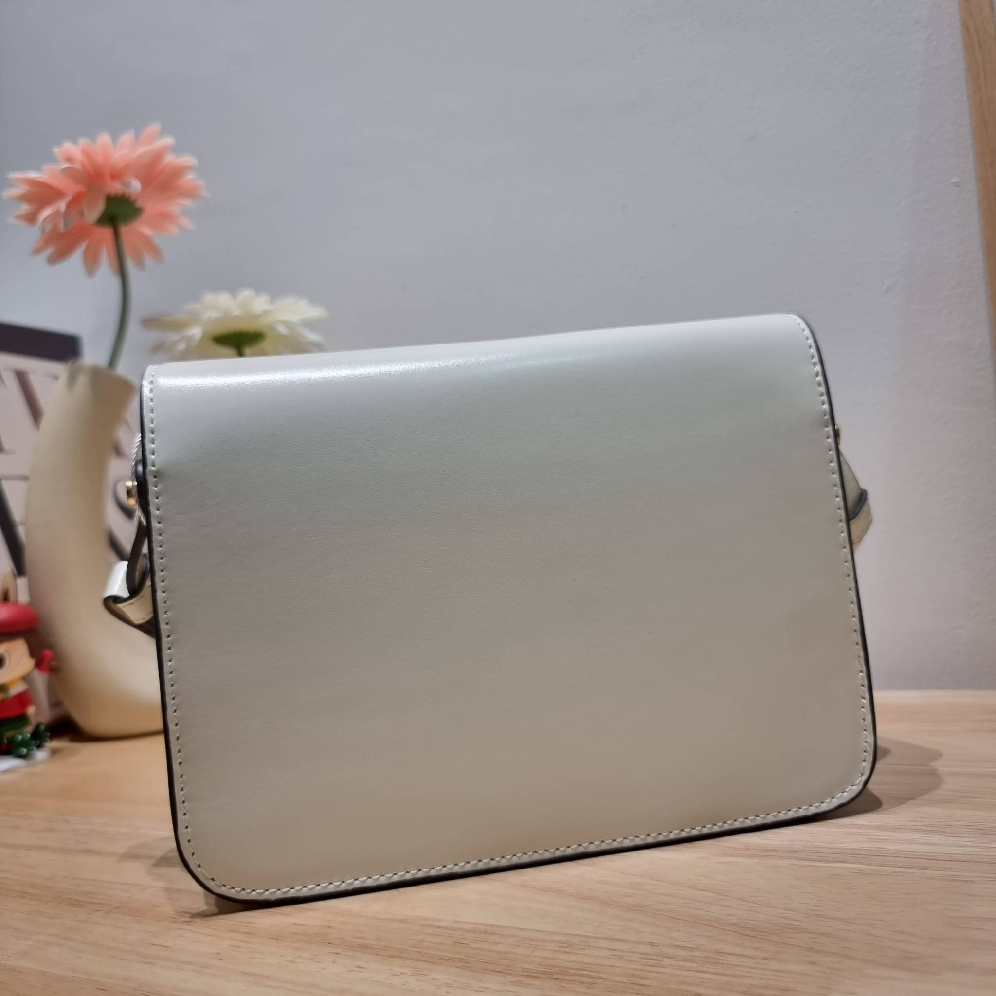 TORY BURCH ROBINSON SPAZZOLATO CONVERTIBLE SHOULDER BAG คอลเลคชั่นใหม่ สวยก่อนใคร ในราคาสุดคุ้ม! กับกระเป๋าสะพายไหล่ ดีไซน์สุดหรู หนังแก้วเงาสวยคม สีผู้ดี รูปทรงใช้งานได้ทุกลุค