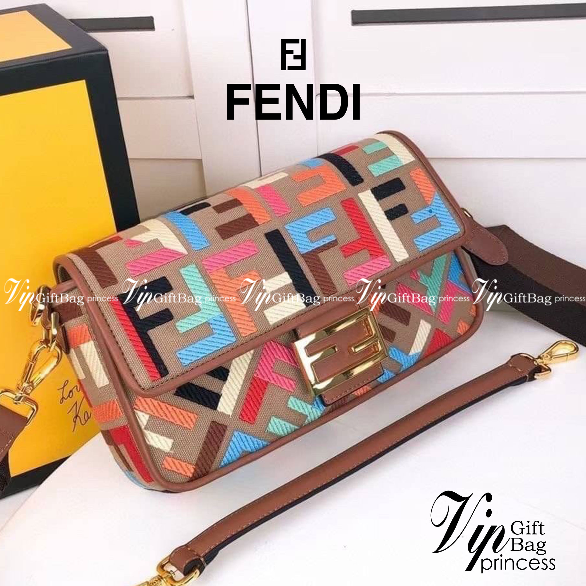 หนังแท้ Fendi Baguette Multicolour bag in canvas with FF monogram medium กระเป๋าสะพายอันเป็นเอกลักษณ์ งานหนังแท้พร้อมทอลายนูน FF ที่มีการปักแบบทูโทน ตัดแต่งด้วยหนังและประดับด้วยตัวล็อค FF มาพร้อมสาย 2 แบบ สำหรับคล้องแขน และสายครอสบอดี้สีทูโทน ภายในเป็นช่อ