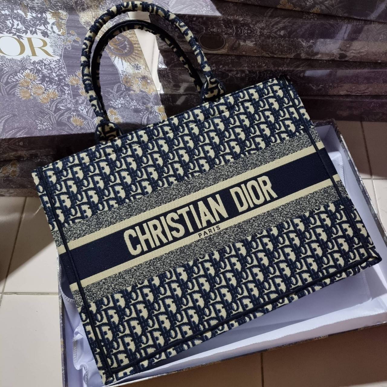 VIP 】HOT ARRIVAL!! DIOR CD SHOPPING BAG WITH GWP กระเป๋าทรงช้อปปิ้งใบใหญ่ จุใจ!! พรีเมี่ยมกิ๊ฟรุ่นดับเบิ้ลฮอต ดีไซน์คลาสสิควินเทจ สวยหรู วัสดุผ้าแคนวาสลายกราฟฟิค ภายในโล่งกว้างมากๆ ใส่ของจุสุดๆ โน้ตบุ้ค ไอแพด กระเป๋าสตางค์ มือถือ หรือเสื้อผ้ายังได้ สะพายค