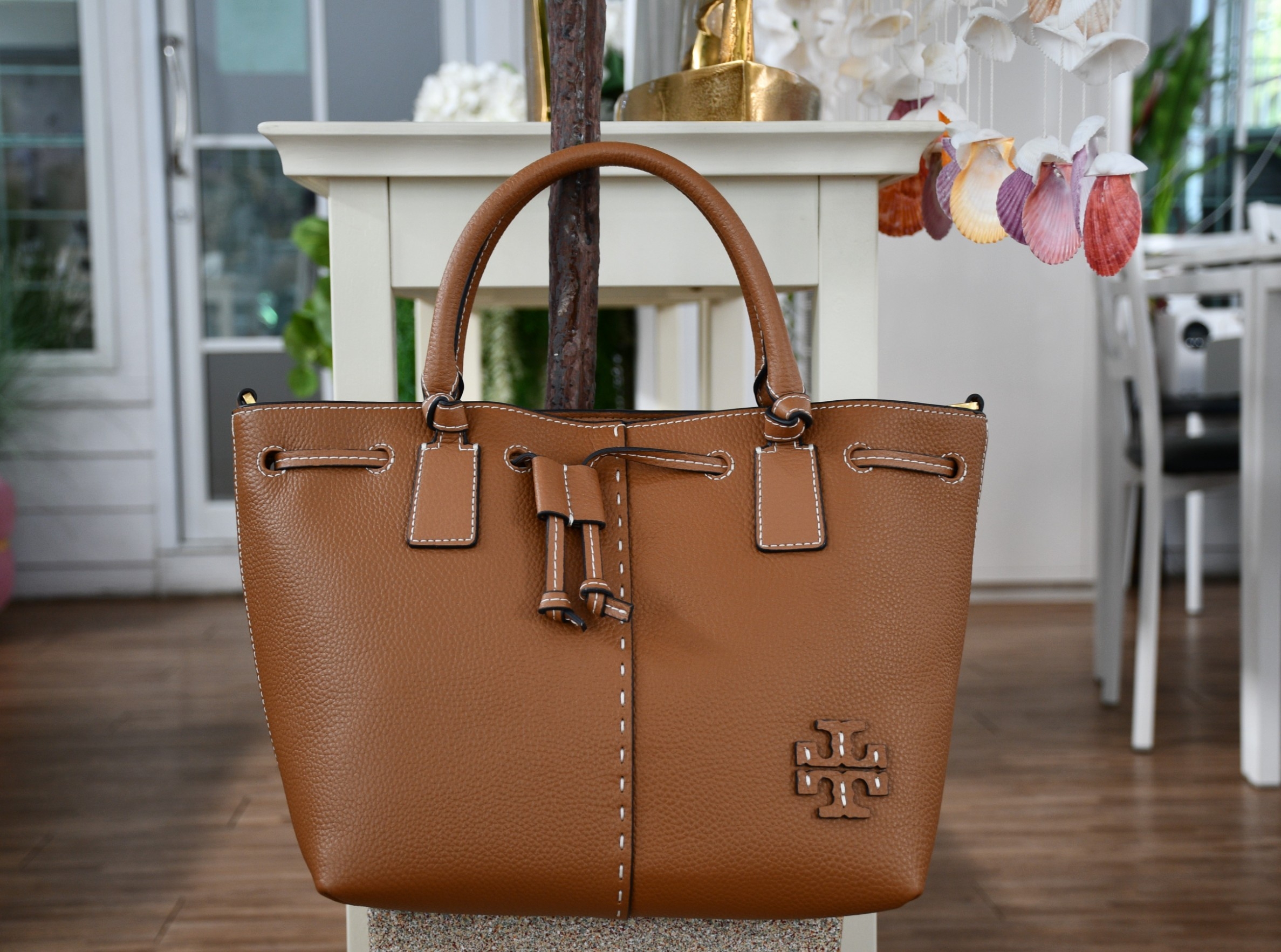 OUTLET 】TORY MCGRAW SMALL DRAWSTRING กระเป๋าถือหรือสะพายข้าง วัสดุหนังวัวแท้ อะไหล่ทอง เปิด-ปิดด้วยสายหนังรูด จะถือหรือสะพายข้างได้Crossbodyได้ น้ำหนักเบาจุของได้เยอะ ด้านหน้าประดับโลโก้แบรนด์ ด้านในมีช่องเล็กสำหรับใส่บัตรใส่ตังค์ได้ มีสายยาว ปรับสายได้ ถ