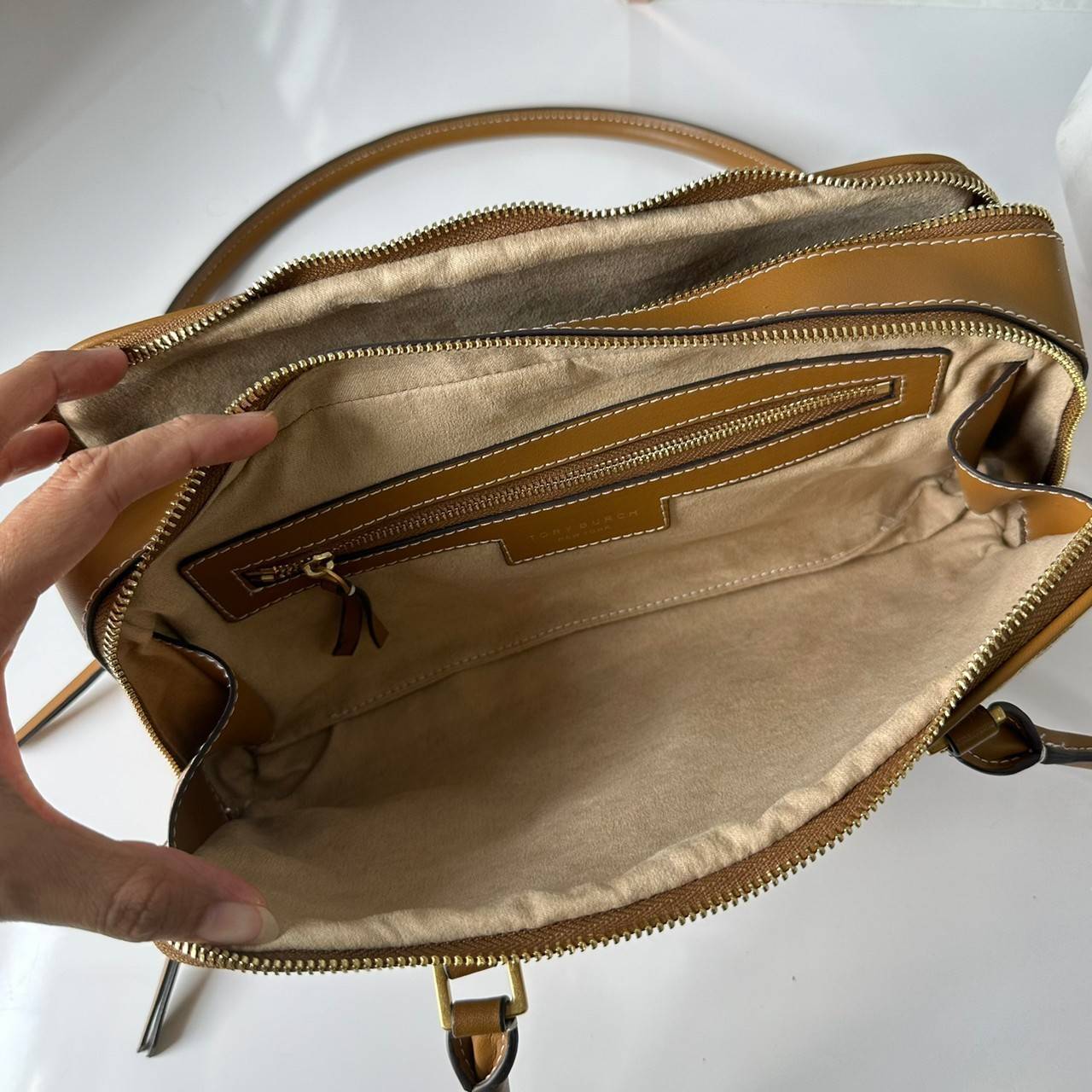 TORY BURCH Small T Monogram Marshmallow Satchel / Tory Burch tote handbag พร้อมส่ง 2 สี ใหม่ล่าสุด กระเป๋าสะพายไหล่ดีไซน์สุดทันสมัย ตัดเย็บสวยงาม ผ้า jacquard ตัดหนัง เปิด-ปิดแบบซิป มีช่องแบ่ง 2 ช่อง มีซิปลับด้านใน ใส่ของได้เยอะมากๆ ค่ะ