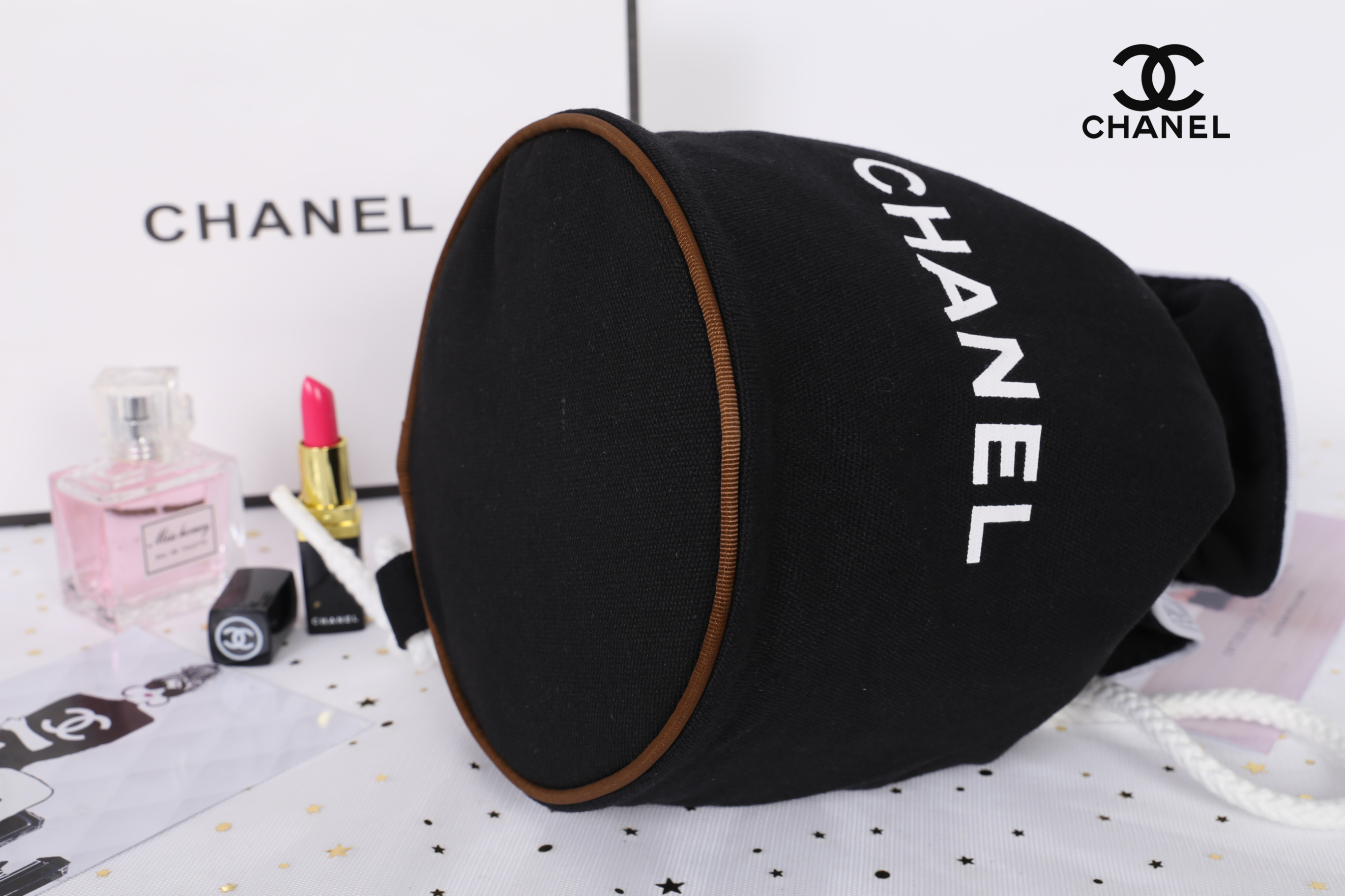 CHANEL VIP BEAUTE AUTHENTIC CANVAS DUFFLE BAG VIP Gift With Purchase รุ่น Limited Edition จาก Chanel Beaute ของแท้นำเข้าจากเคาเตอร์ต่างประเทศ วัสดุ Canvas เนื้อหนาภายในบุด้วย 100% Polyester สกรีนโลโก้แบรนด์ เปิดปิดแบบ Drawstring ใส่ ipad mini เครื่องสำอาง