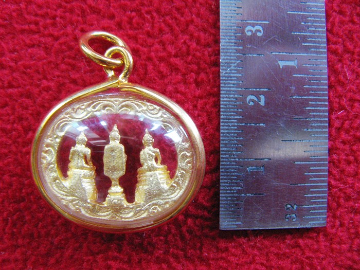 สินค้าหมดค่ะ จี้พระสามพี่น้อง หลวงพ่อโสธร หลวงพ่อวัดบ้านแหลม และหลวงพ่อวัดไร่ขิง เนื้อทองพ่นทรายล้อมเพชรเลี่ยมทองไมครอนค่ะ