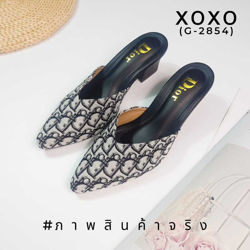 Dior Mid Heel รองเท้าส้นกลาง 2.5" กำลังใส่สบายหน้าทรงวี รุ่นนี้ใส่แล้วขาดูเรียวยาวมีมิติ วัสดุผ้าลายแบรนด์ น้ำหนักเบา สวย เก๋