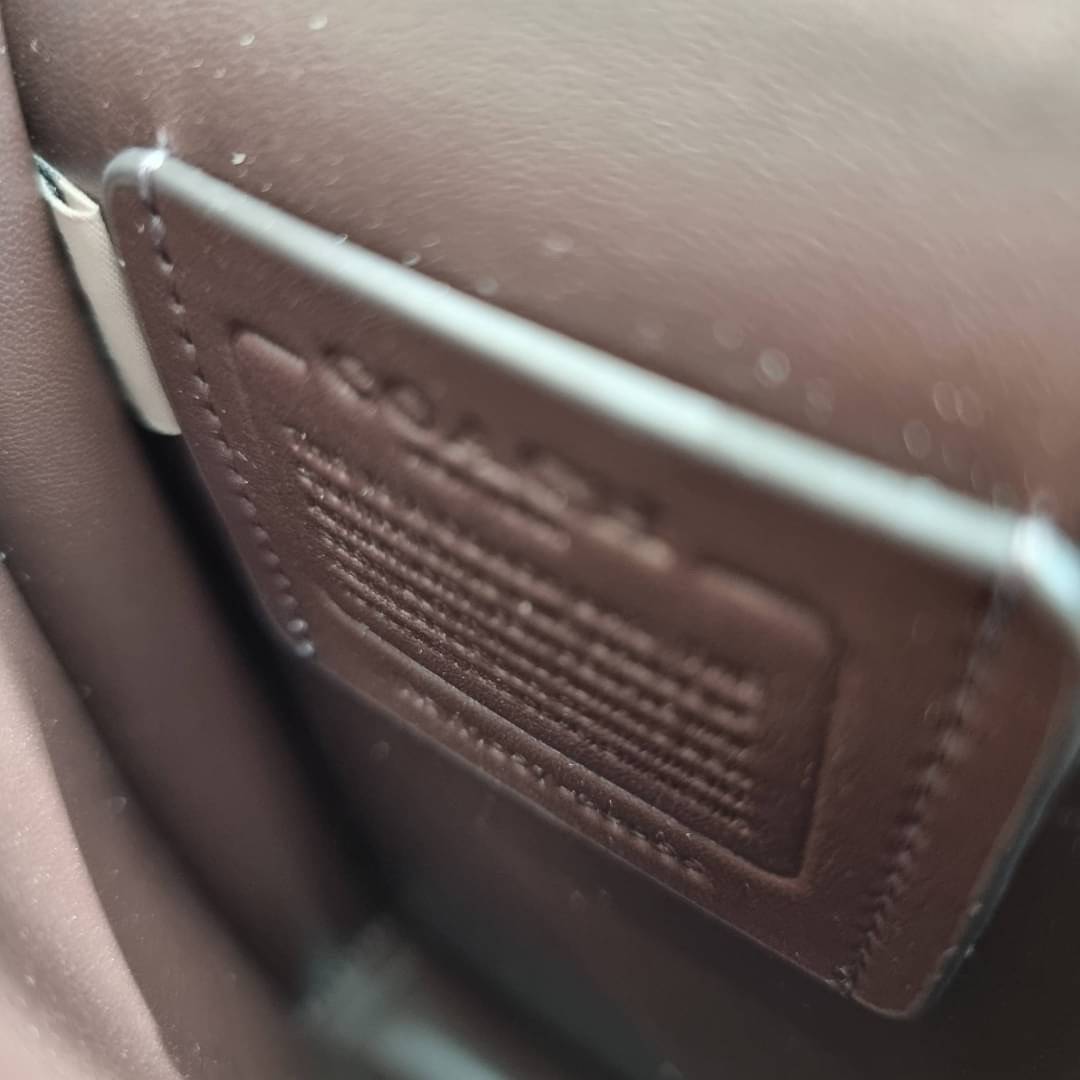 COACH NORTH/SOUTH PHONE CROSSBODY IN SIGNATURE CANVAS F55636 F39955 สุดคลาสสิคกับกระเป๋าสะพายเอนกประสงค์ Case phone ใส่โทรศัพท์มือถือได้ทุกรุ่น ดีไซน์ลายเอกลักษณ์ วัสดุหนังแคนวาสเคลือบลาย ฝาและภายในเป็นหนังสังเคราะห์เรียบ เปิด-ปิดด้วยกระดุม สายสะพายยาวประ