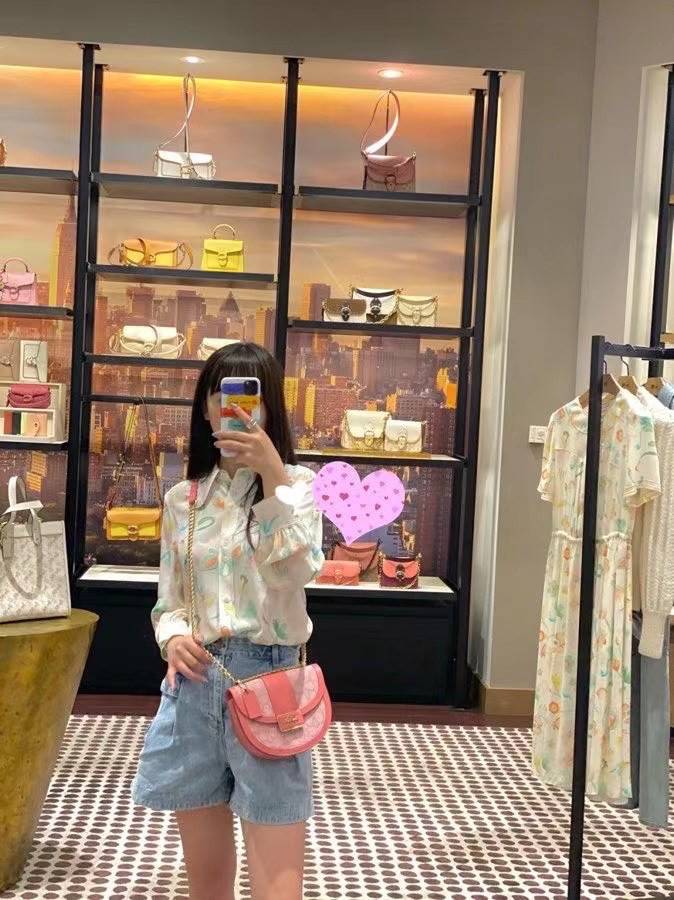 COACH ALIE SADDLE BAG JACQUARD IN SIGNATURE ((C4694//C3464)) พร้อมส่งที่ไทย รุ่นใหม่ล่าสุดค่ะ! กระเป๋าสะพายข้าง//ครอสบอดี้ร์//หรือทบสายคู่สะพายไหล่ได้ค่ะ วัสดุJacquard+หนังแท้ ได้สวยงามลงตัวมากๆ เปิดปิดกระเป๋าแบบกดล็อค มีอะไหล่โลโก้แบรนด์โดดเด่นปนคลาสสิค