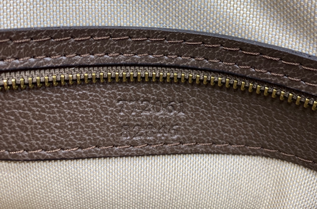 GUCCI GG Ophidia medium top handle bag กระเป๋าถือทรงหมอนสวยคลาสสิค ดีไซน์แถบคาดโดดเด่น สวย หรู หูจับในตัวใช้สะดวก เปิด-ปิดกระเป๋าด้วยซิป ภายในโล่งกว้าง