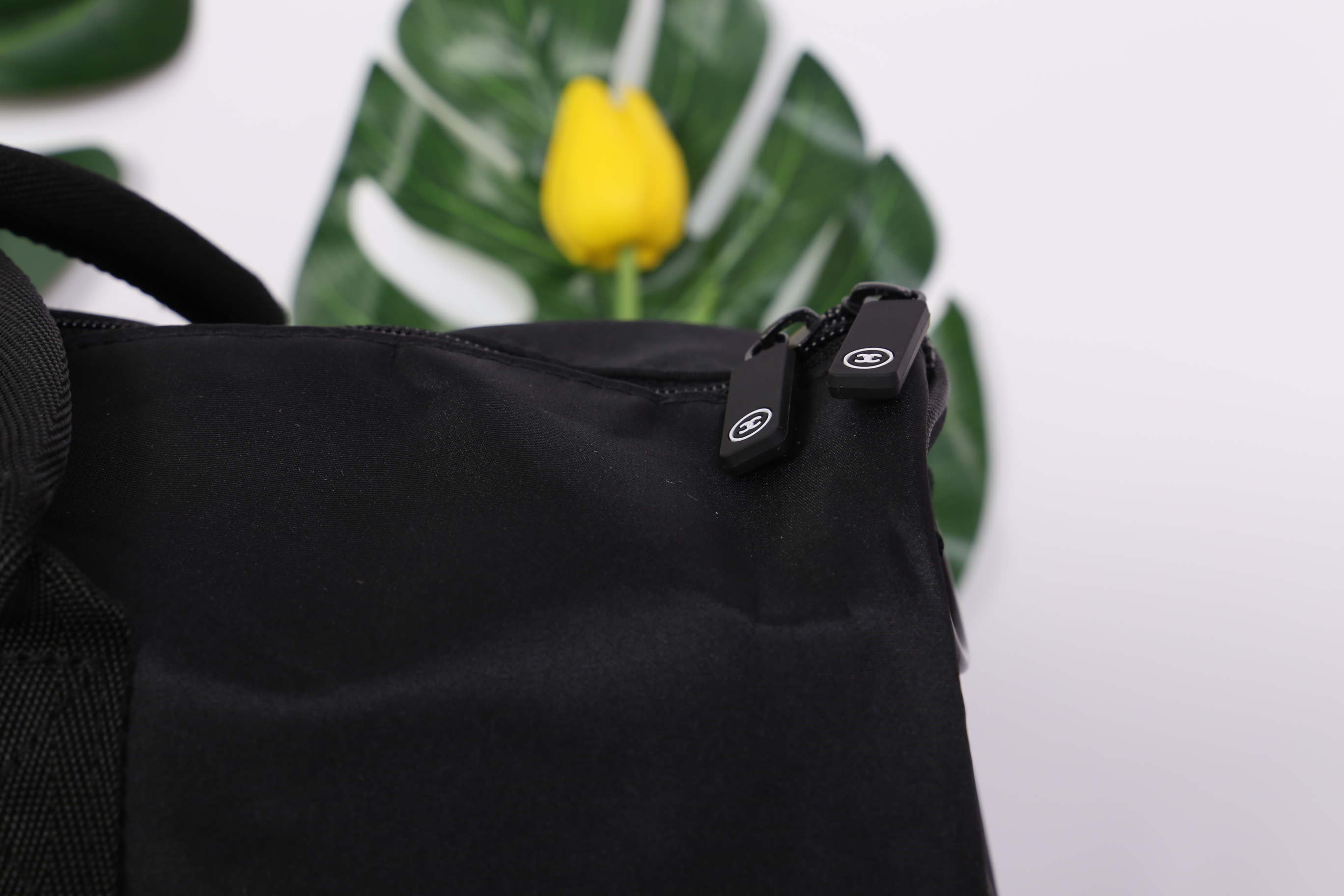 Chanel Duffel / Travel Bag กระเป๋าแบรนด์ Chanel VIP gift Bag ของแท้ 100% ใช้เป็นกระเป๋าเดินทางหรือหิ้วไปฟิตเนส ไปยิม เก๋ๆก็ได้ค่ะ หัวซิปปั้มโลโก้ ด้านในเป็นช่องกว้าง และมีอีกหนึ่งช่องซิป ทำจากผ้าหนาผิวมัน กันน้ำได้ ดูเรียบ แต่หรู มาพร้อมสายยาว ถอดสายได้ ก