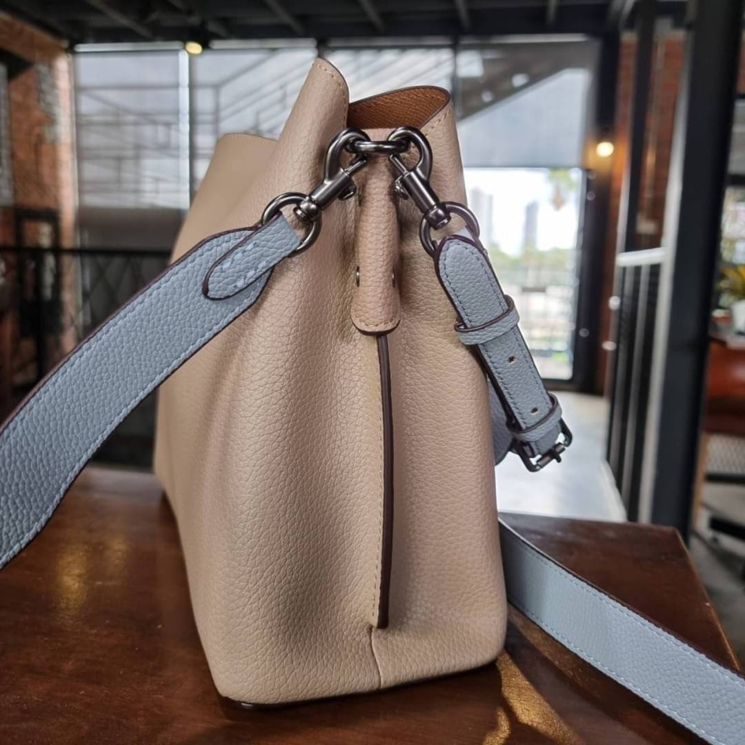 COACH WILLOW SHOULDER BAG ((C2745//C2590//C2621)) พร้อมส่งที่ไทย รุ่นแนะนำค่ะ🔥🔥 🔺กระเป๋าหิ้ว//คล้องไหล่//สะพายข้าง สุดคุ้ม! หนังแท้ชั้นดี ได้ไปหลงรักแน่นอนค่ะ หนังสวยมากๆ😘 🔺ตัวกระเป๋าแบ่งเป็นสองช่องหลัก ด้านนึงเป็นแ