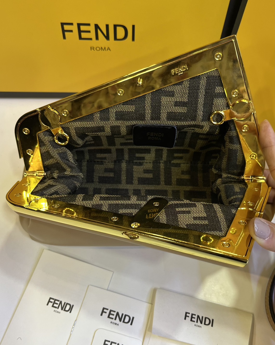 พร้อมส่ง 6 สี FENDI First Midi bag กระเป๋าทรงคลัชมาพร้อมสายสะพาย รูปลักษณ์สวยงามทันสมัย 🧡 เกรดออริจินอล 1:1 สลับแท้ ใช้งานต่างประเทศได้