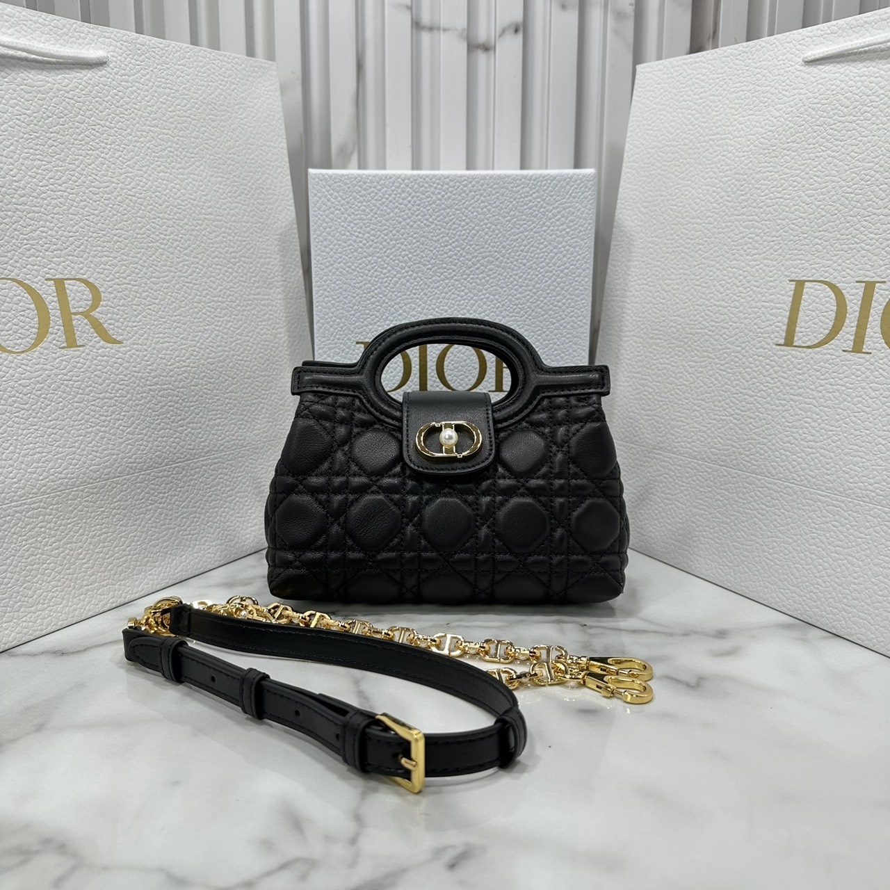 ORI หนังแท้ | Dior Jolie Top Handle Mini Bag กระเป๋าสะพายโจลี่ไซส์มินิหูจับในตัว ดีไซน์หรูหรา โดดเด่นด้วยฝาพับโลหะสีทอง ประดับมุกเรซินสีขาว มาพร้อมสายโซ่มีหนังรองบ่า สะพายไหล่หรือสะพายข้างได้ ทั้งกลางวันและกลางคืน